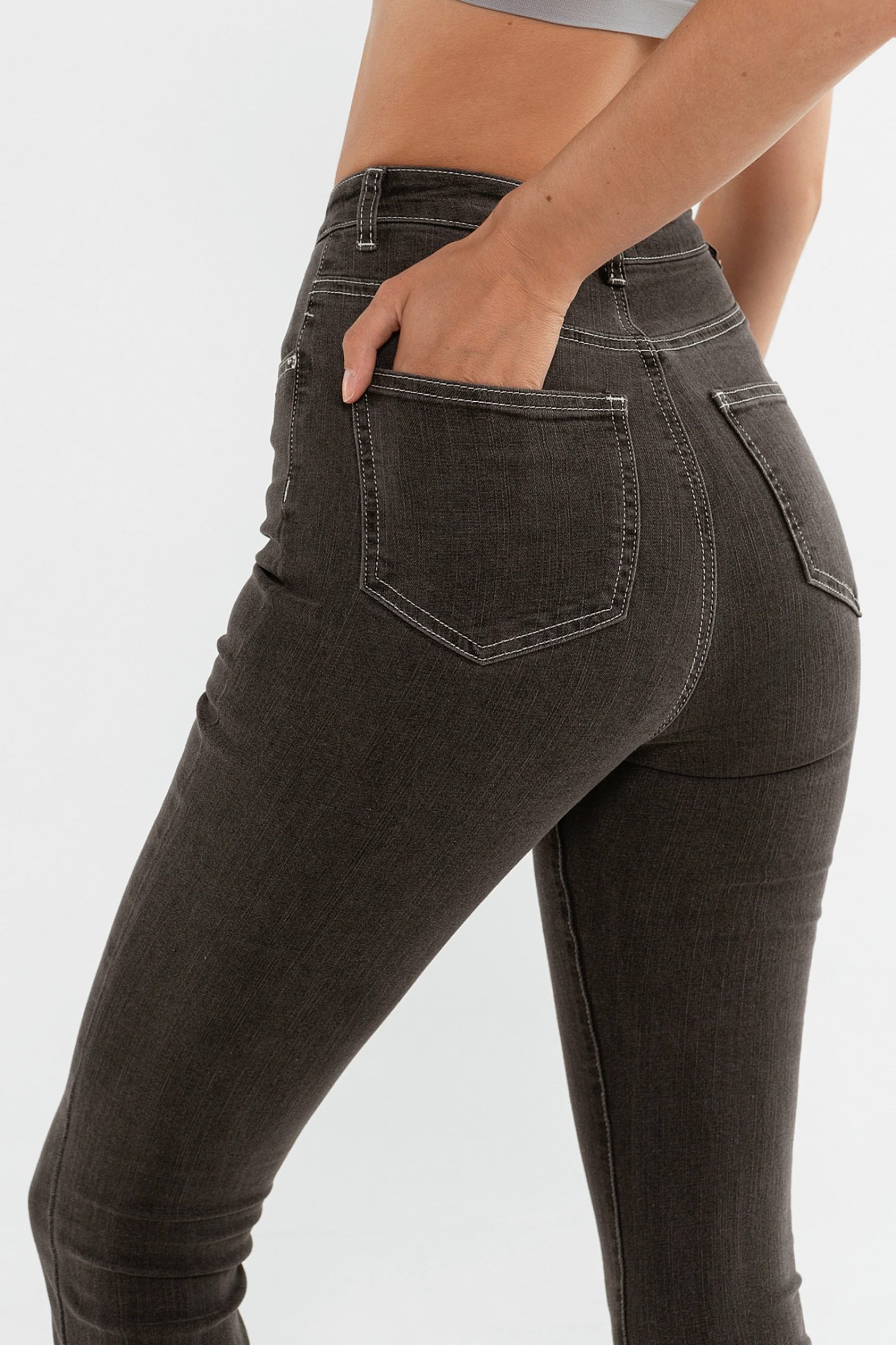 Джинсы клёш с контрастной отделкой