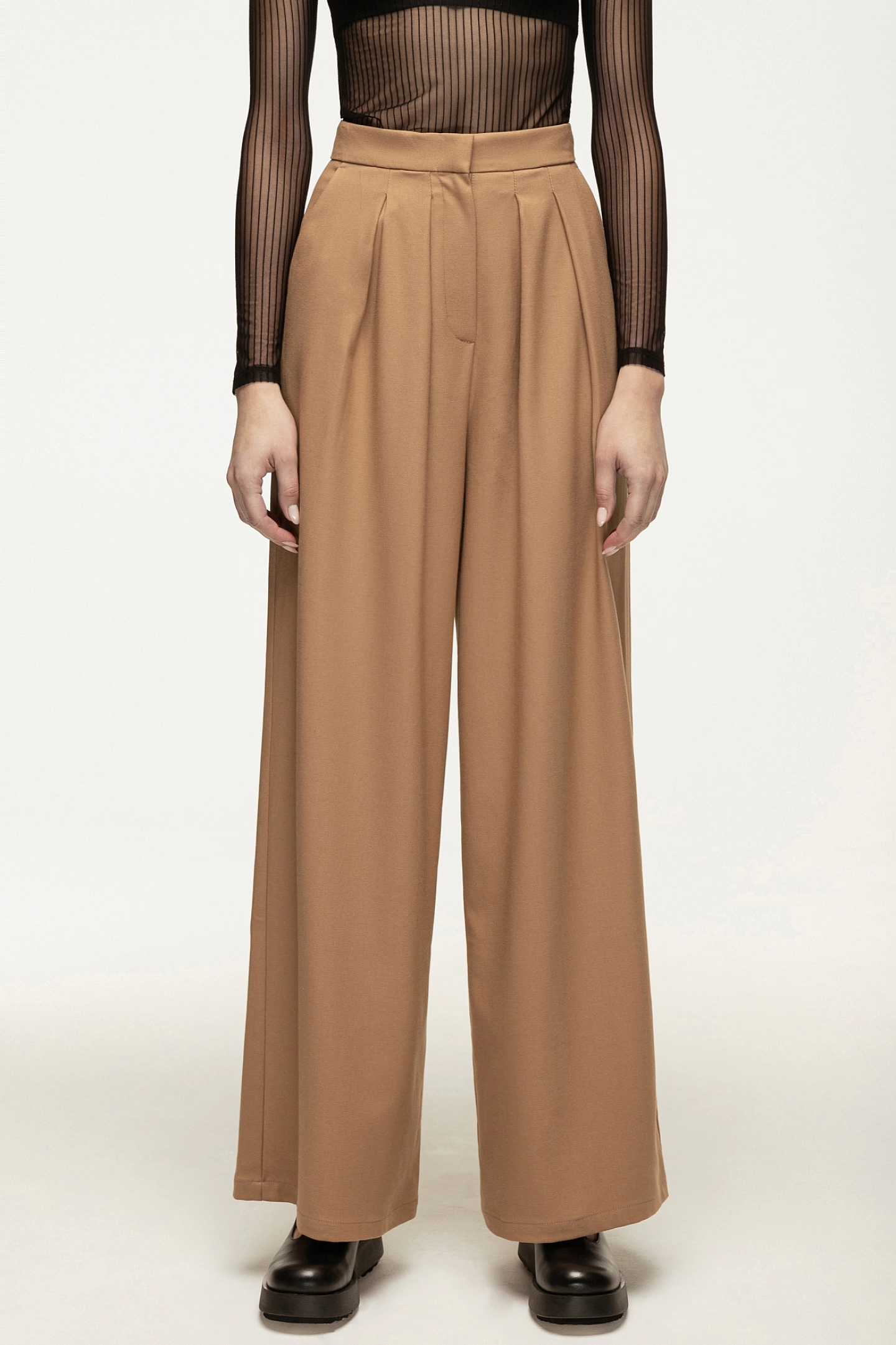 Брюки широкие с двумя складками