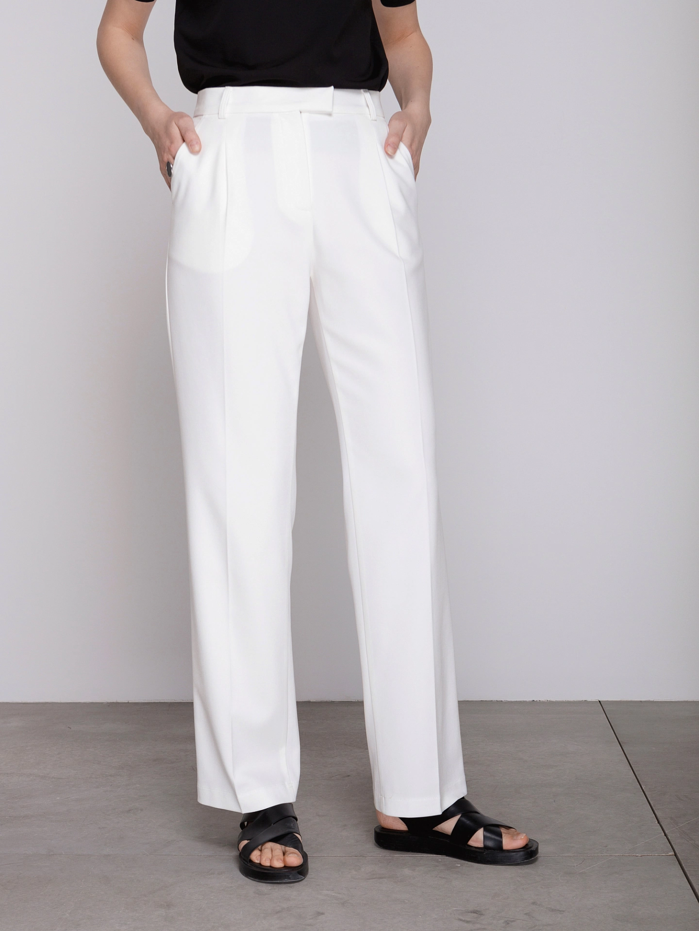 Жакет укороченный на кнопках и брюки мужского типа