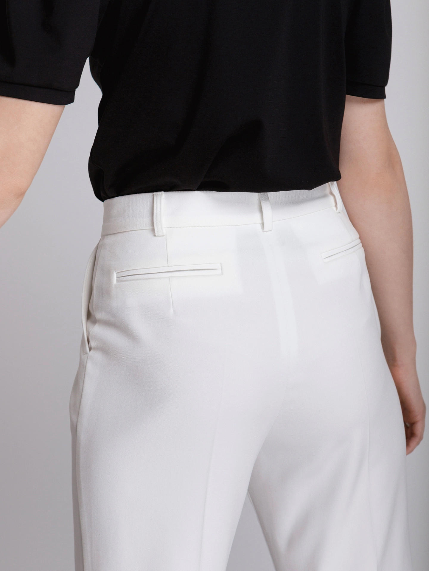 Жакет укороченный на кнопках и брюки мужского типа