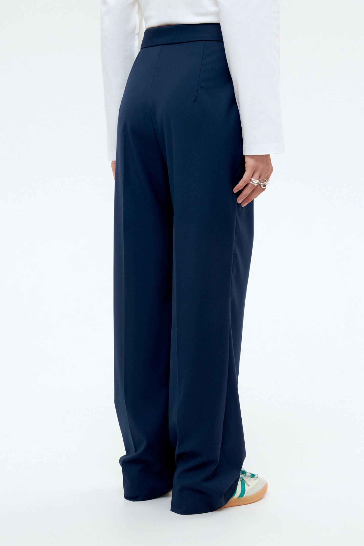 Straight leg pants with a high rise