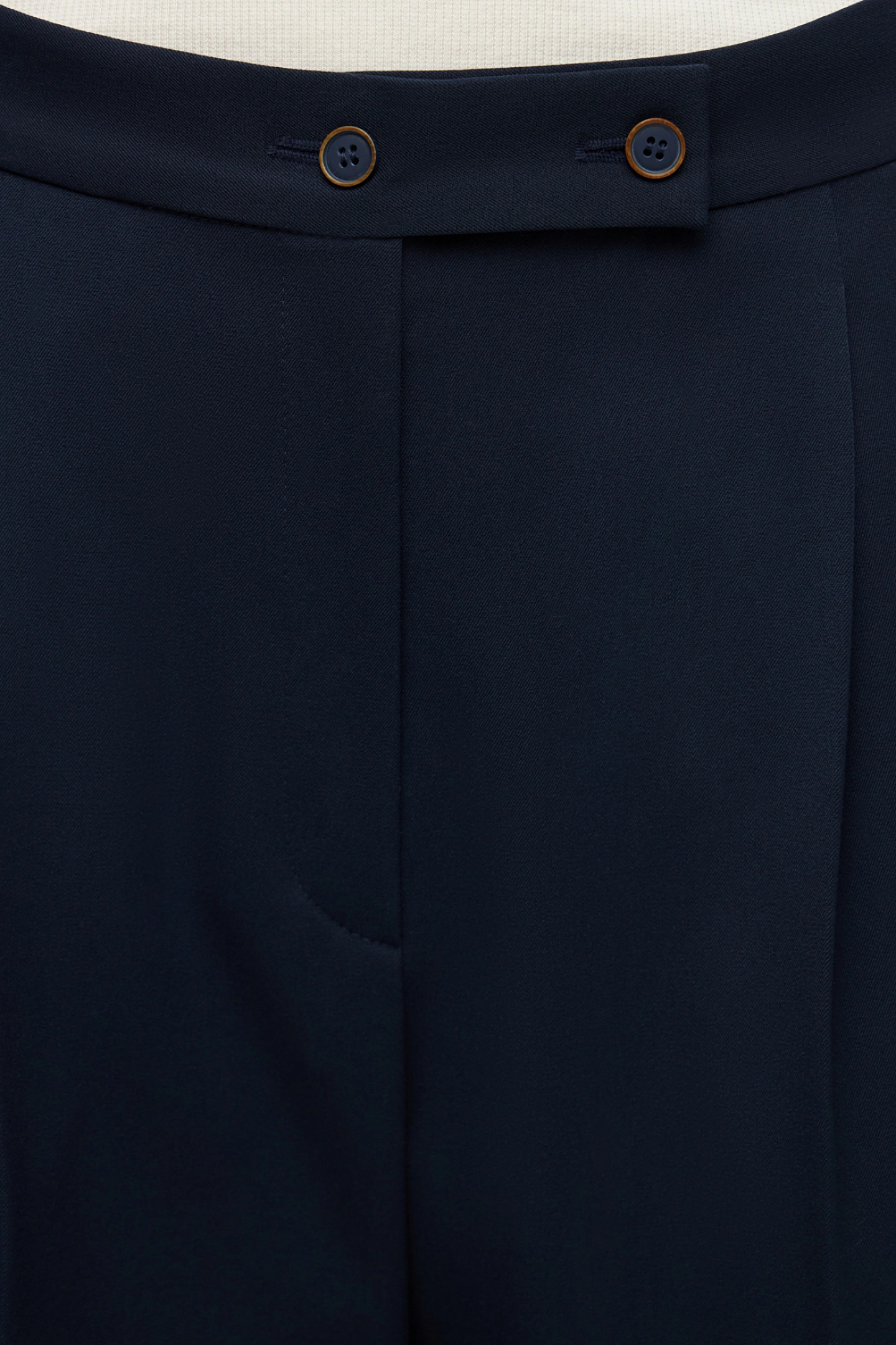 Straight leg pants with a high rise