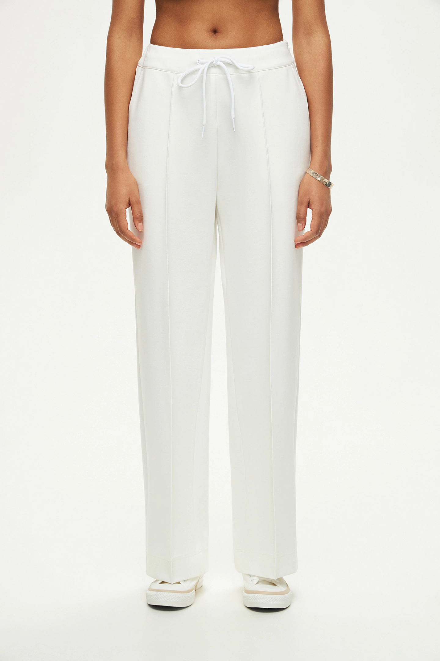 Бомбер на молнии и брюки со стрелками из трикотажа