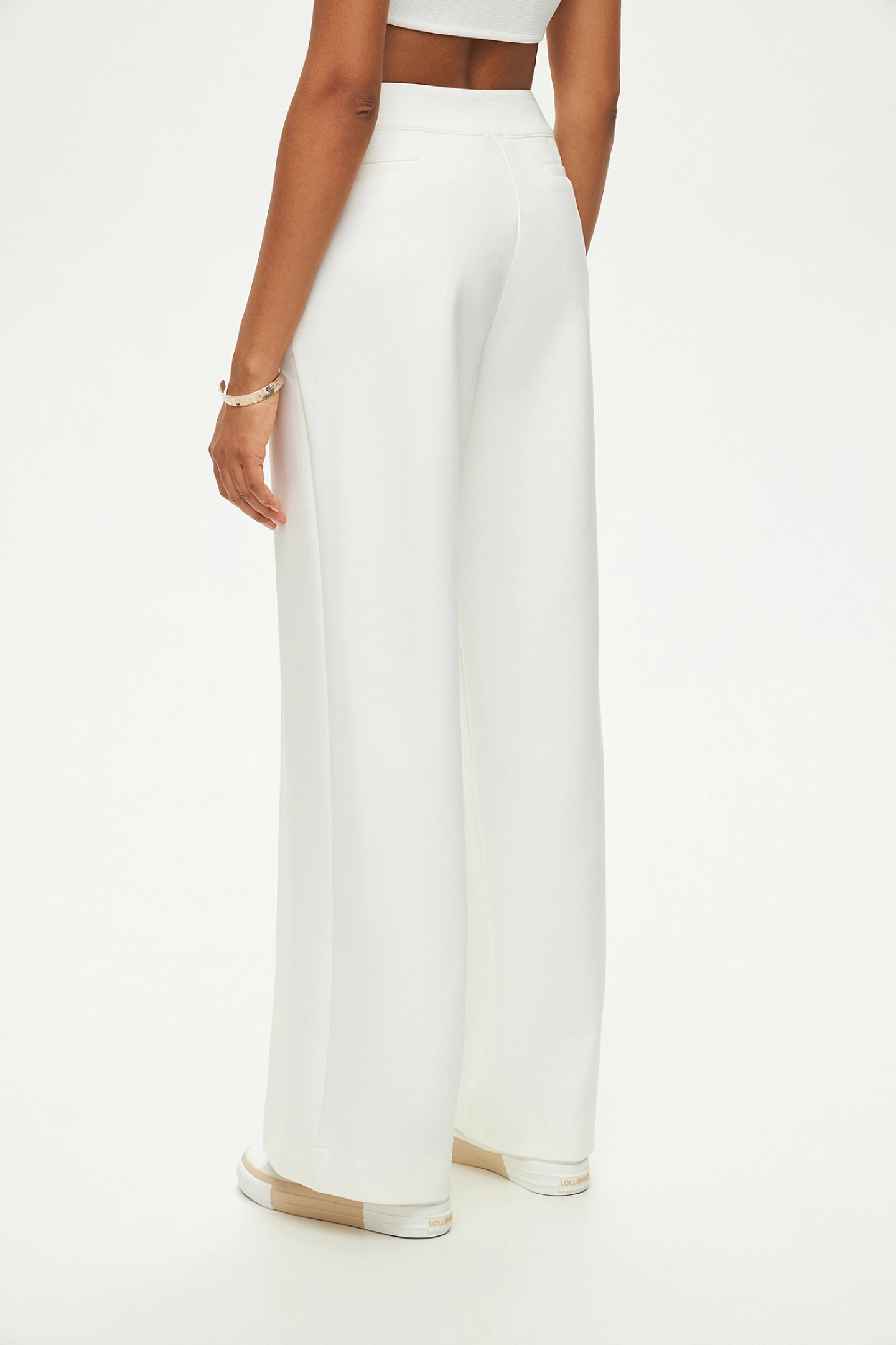 Бомбер на молнии и брюки со стрелками из трикотажа