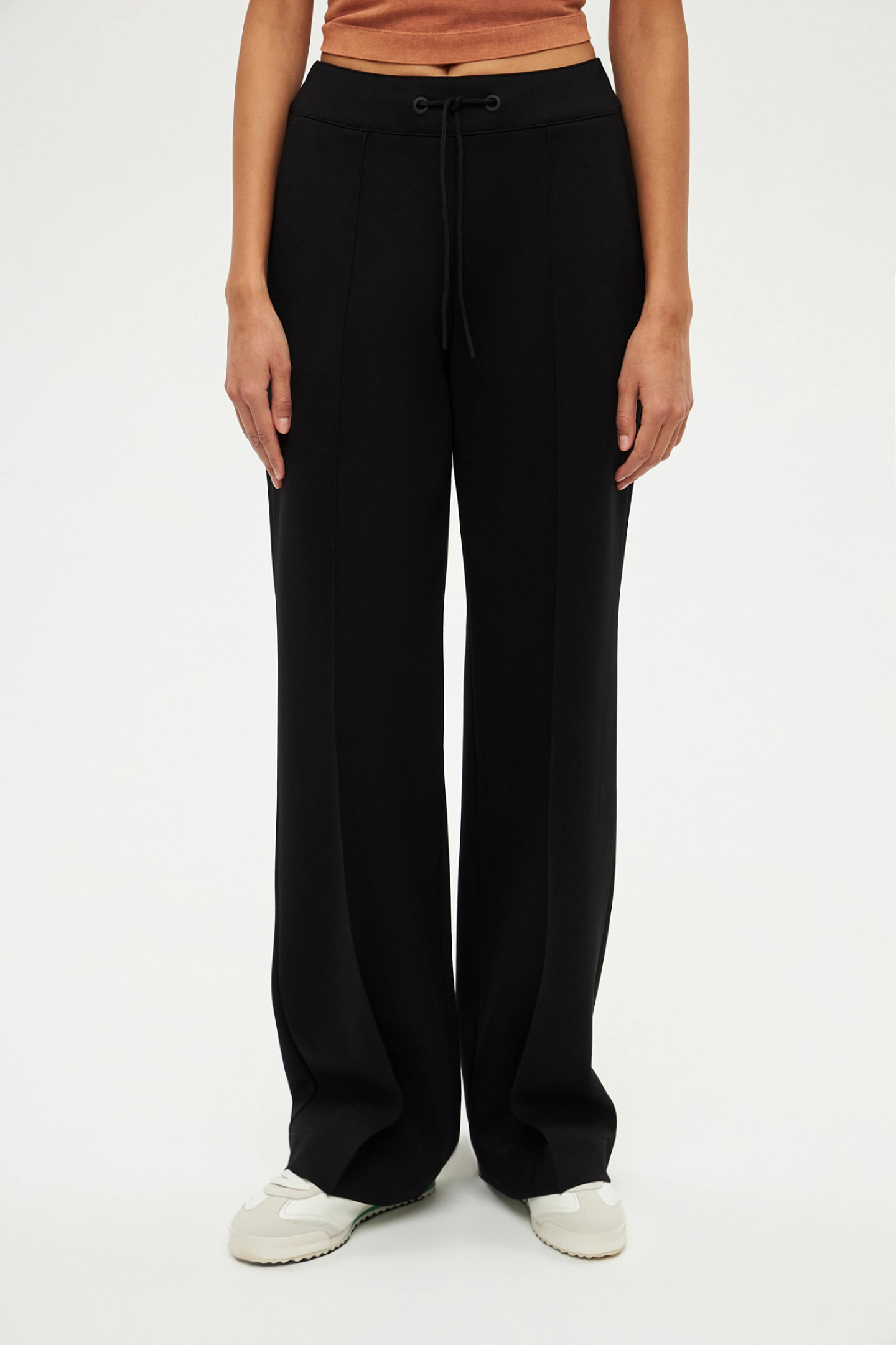 Бомбер на молнии и брюки со стрелками из трикотажа