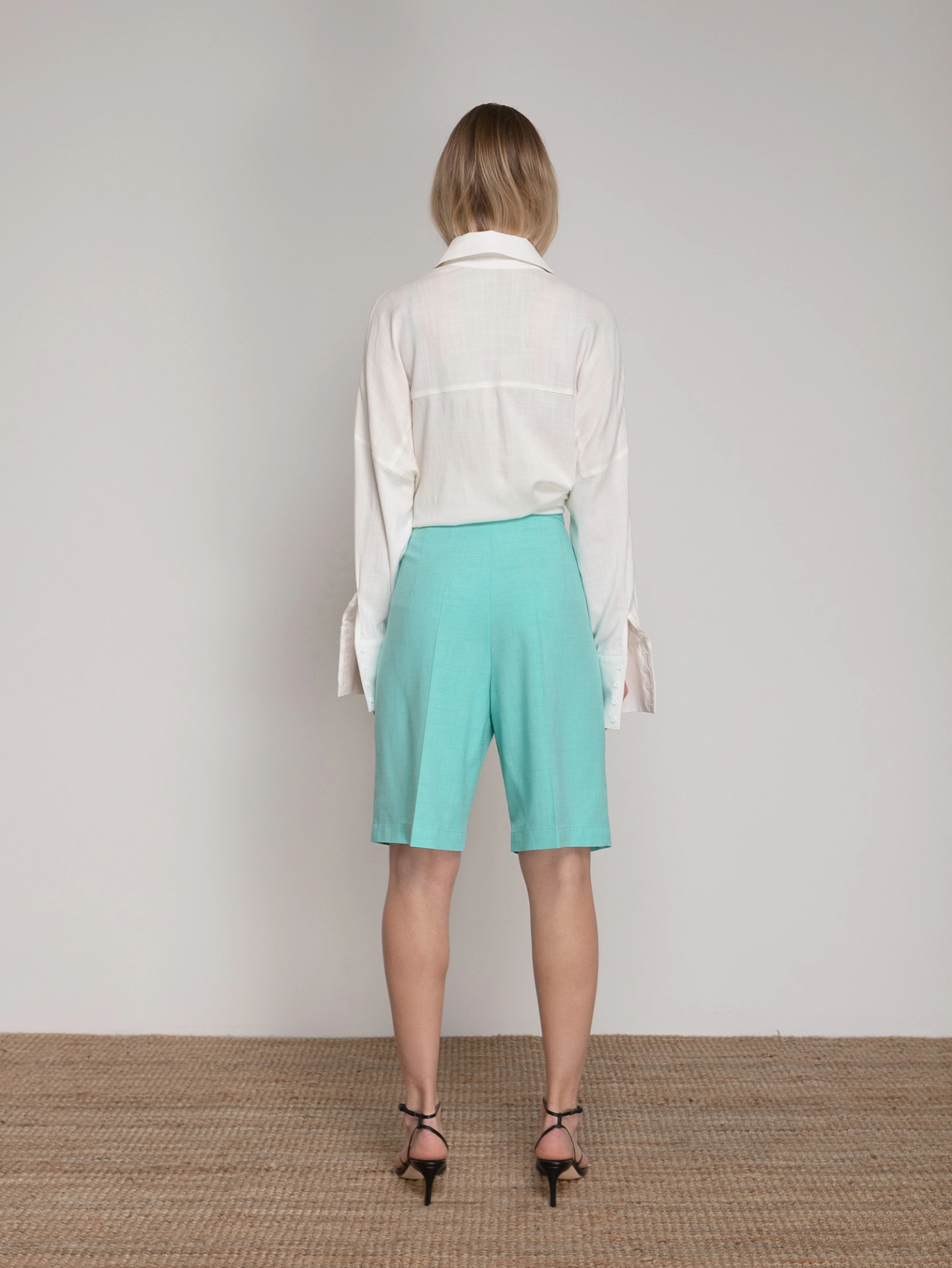 Жакет однобортный свбодной формы и шорты - бермуды классические