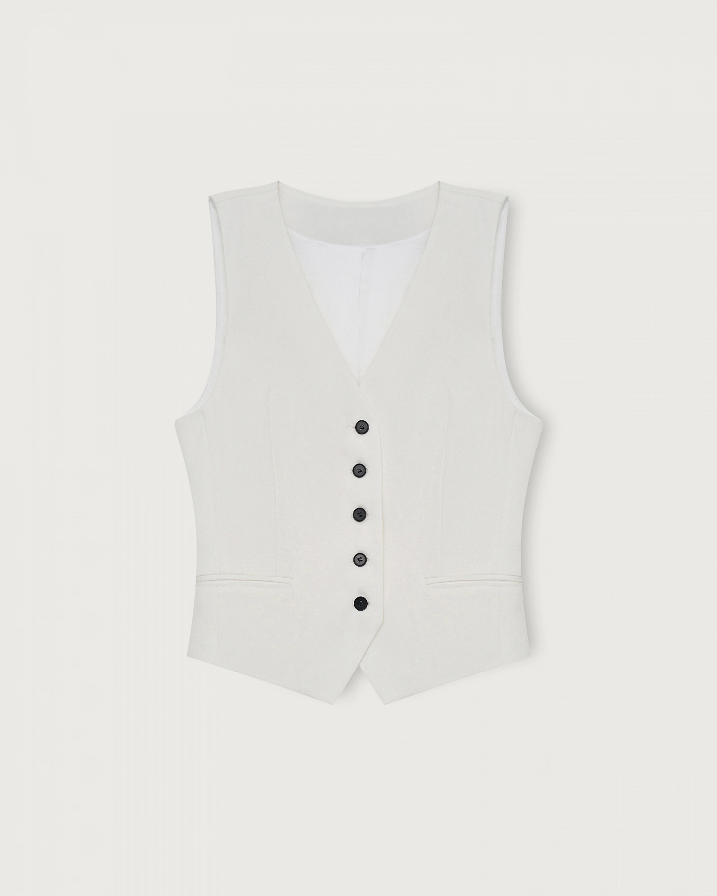 Жилет на пуговицах и брюки мужского типа