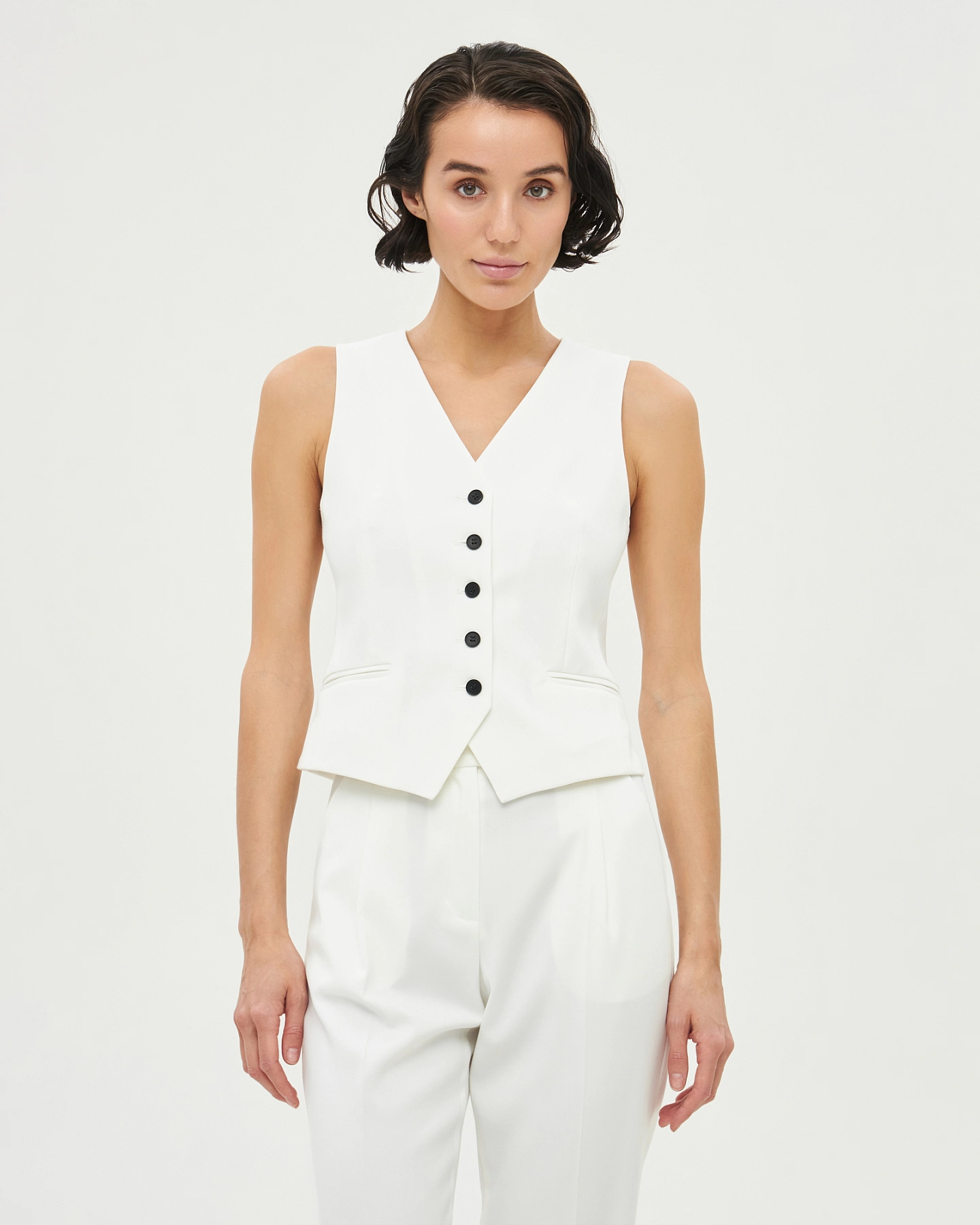 Жилет на пуговицах и брюки мужского типа