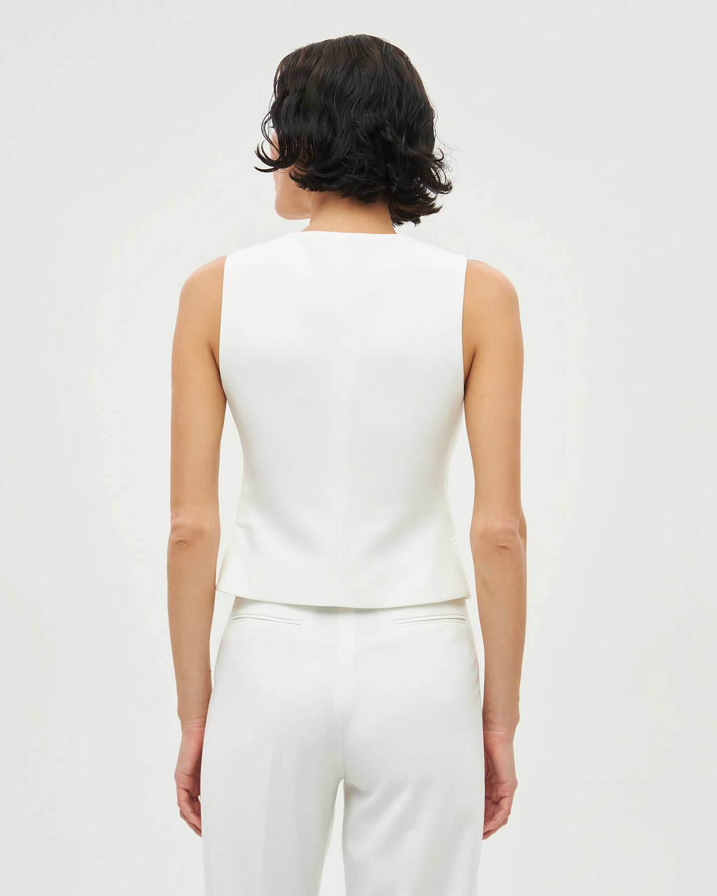 Жилет на пуговицах и брюки мужского типа