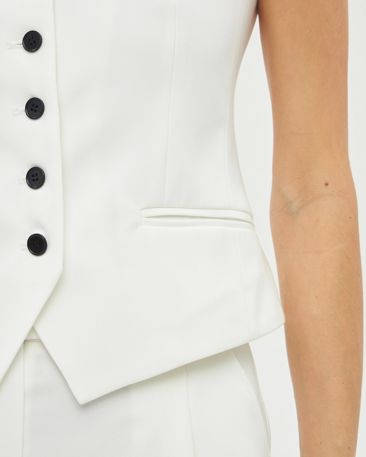 Жилет на пуговицах и брюки мужского типа