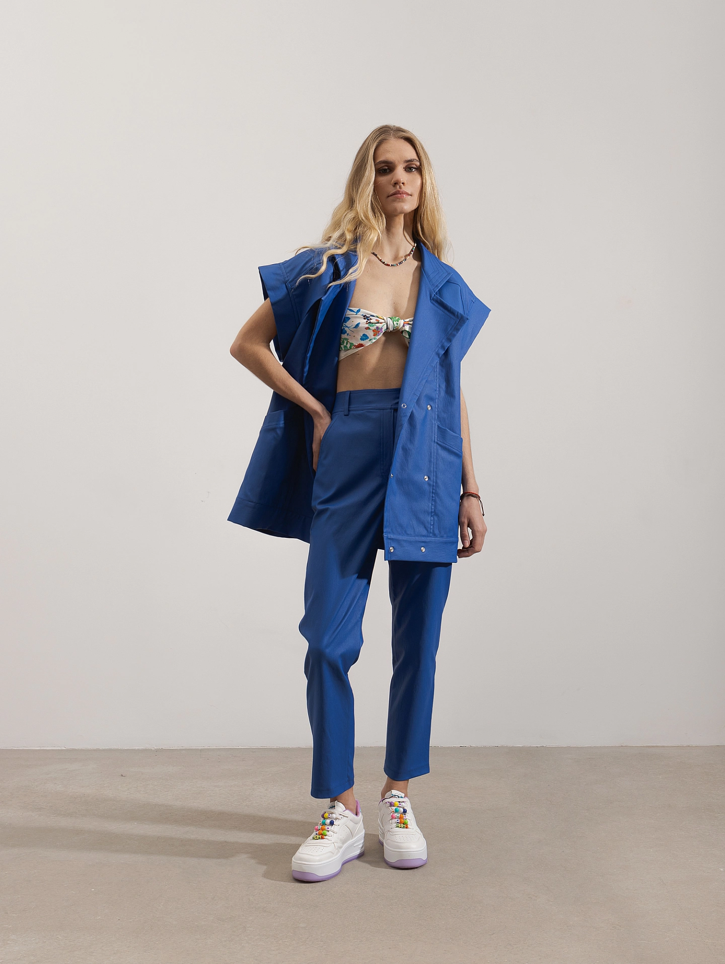 Жилет двубортный объёмный и брюки узкие с широким поясом