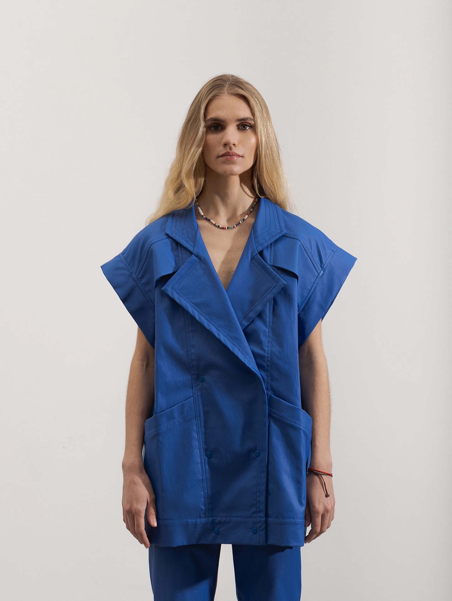 Жилет двубортный объёмный и брюки узкие с широким поясом