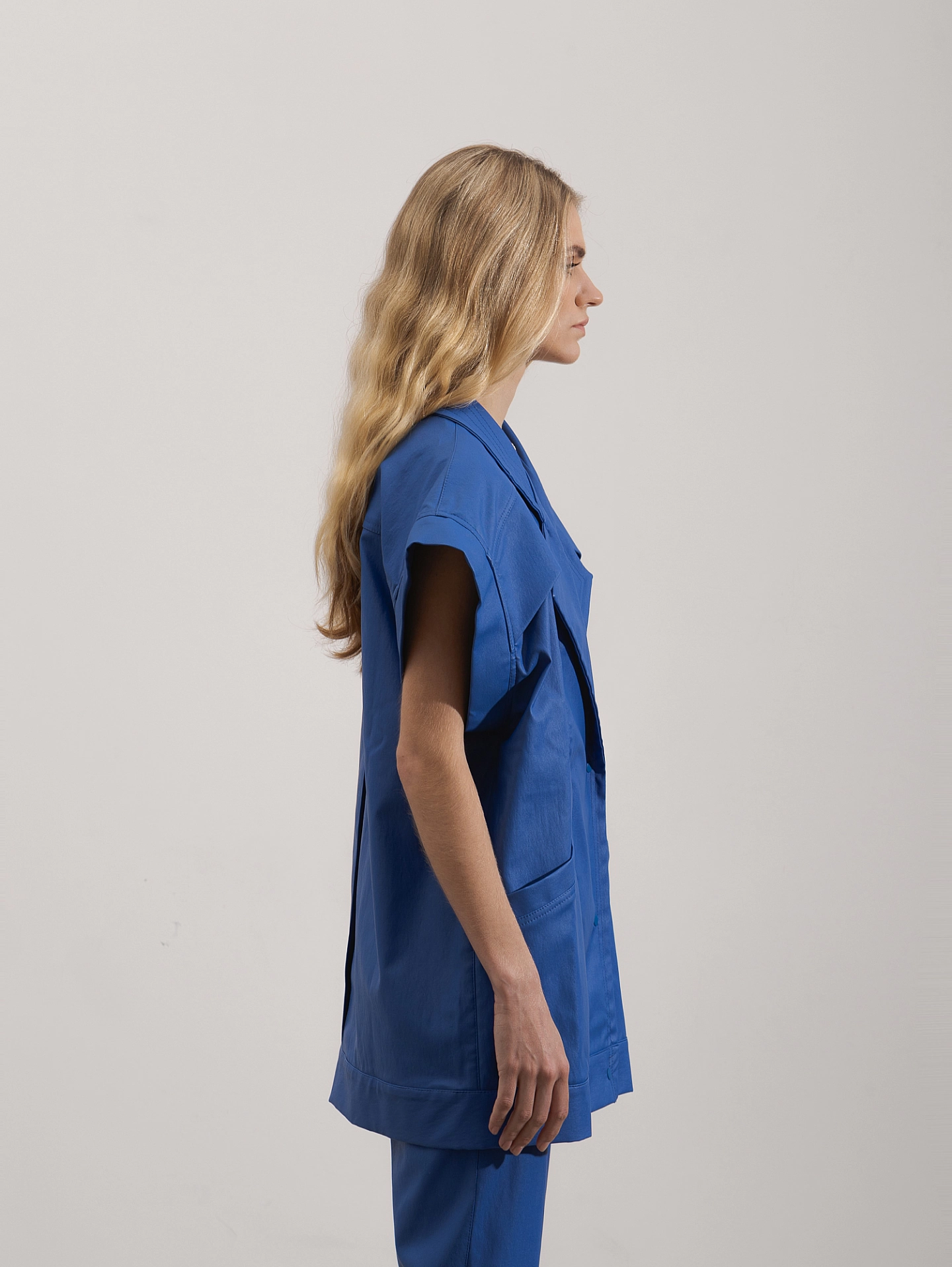 Жилет двубортный объёмный и брюки узкие с широким поясом