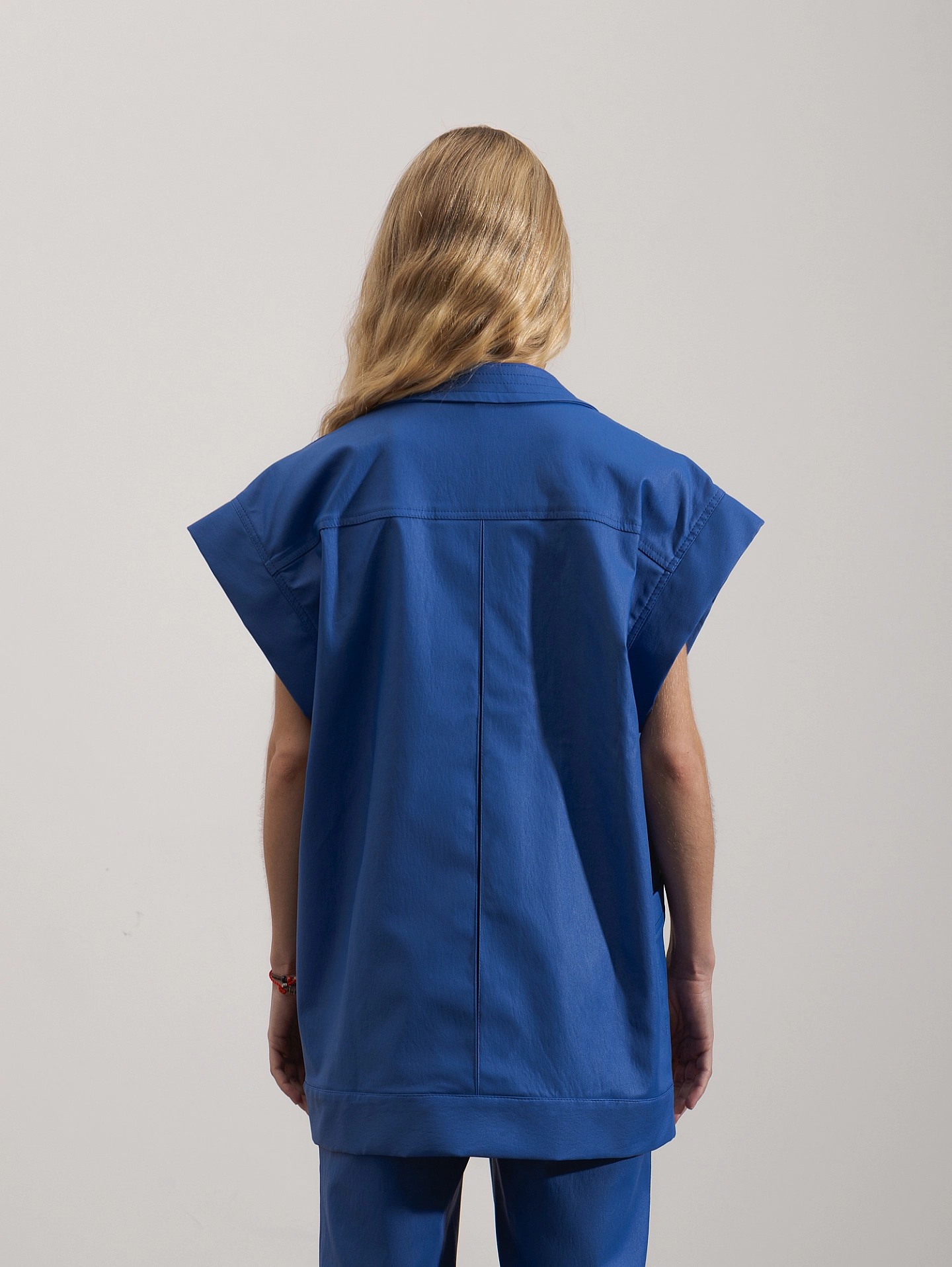 Жилет двубортный объёмный и брюки узкие с широким поясом