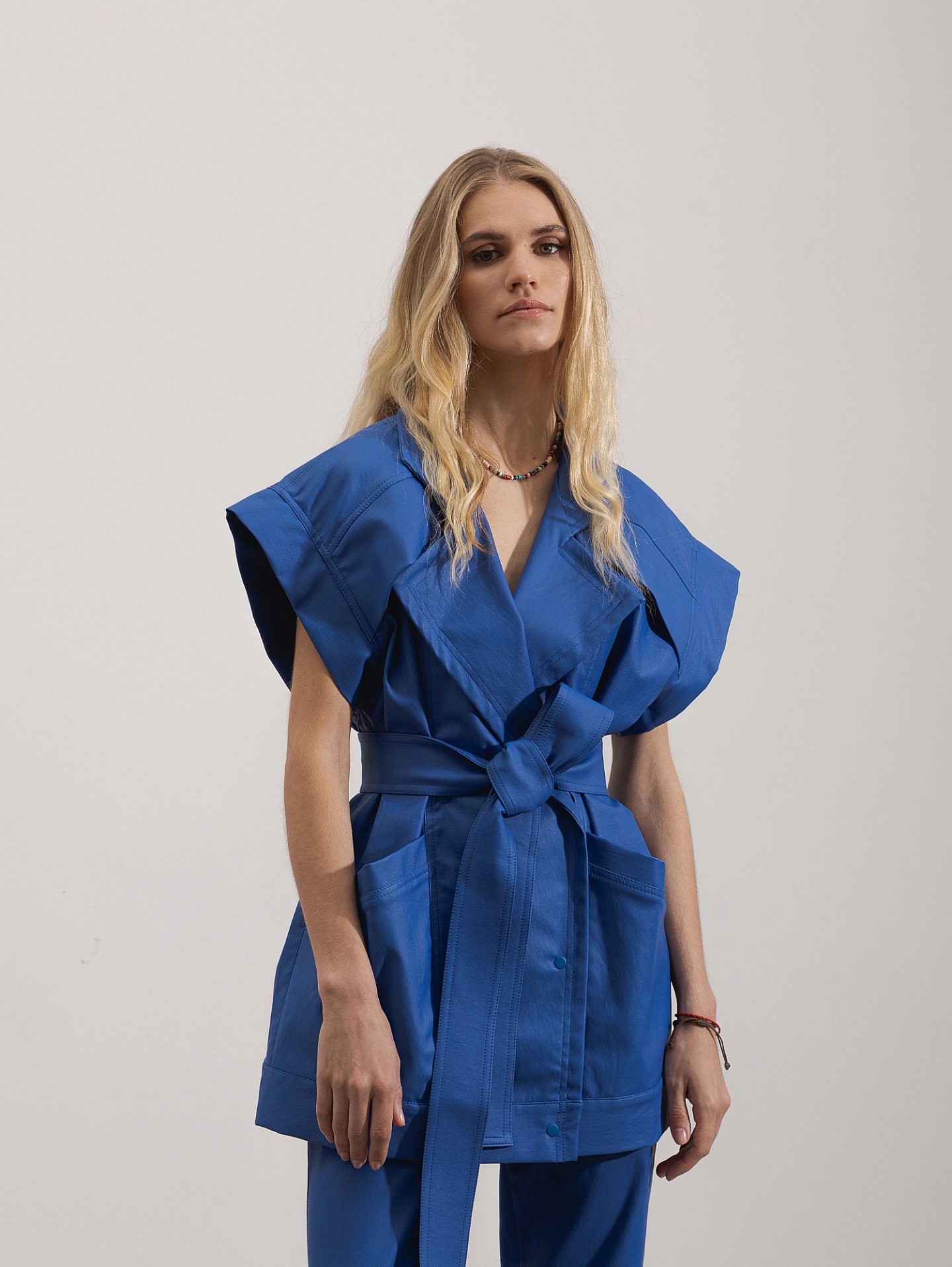 Жилет двубортный объёмный и брюки узкие с широким поясом