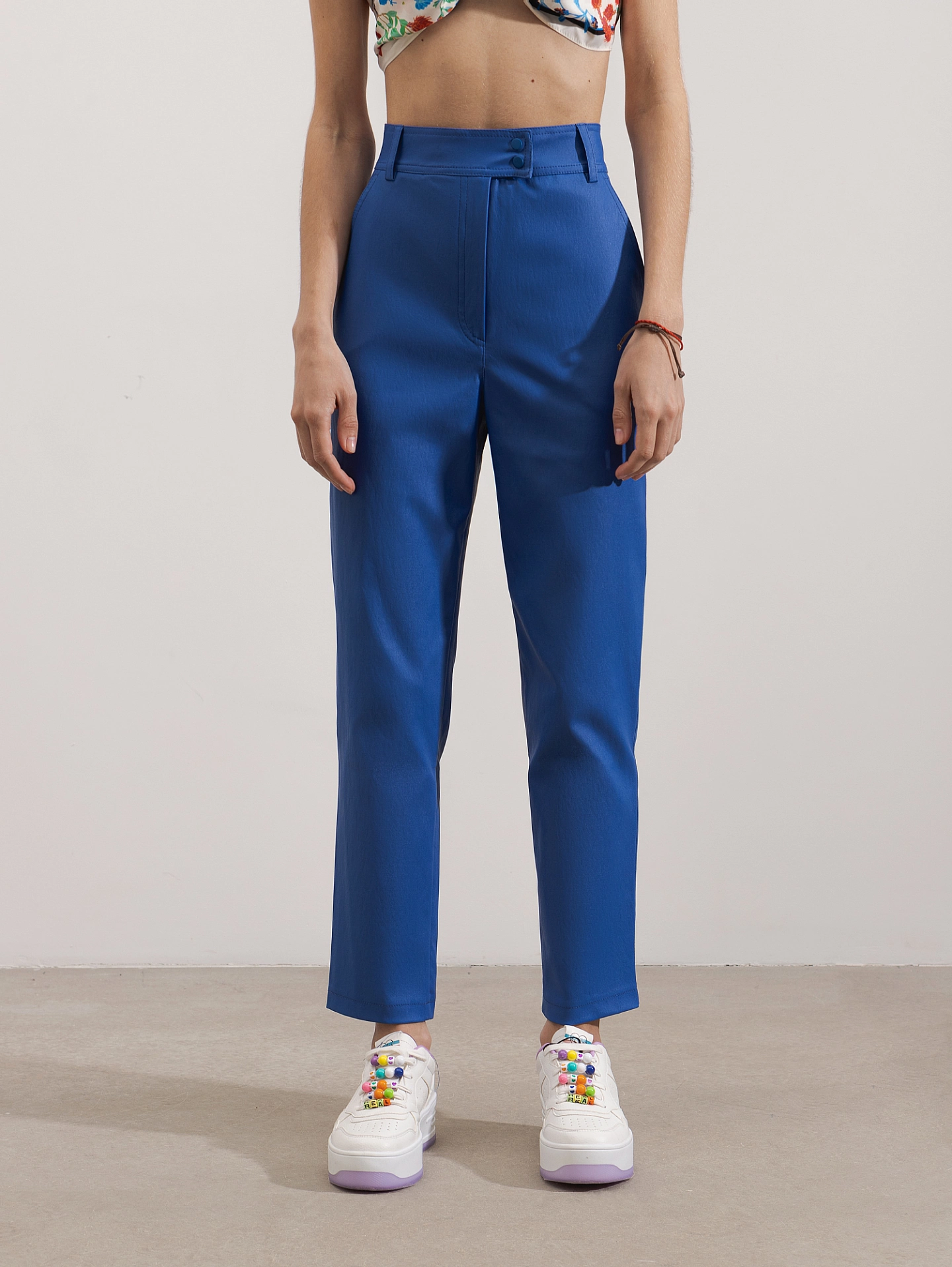 Жилет двубортный объёмный и брюки узкие с широким поясом