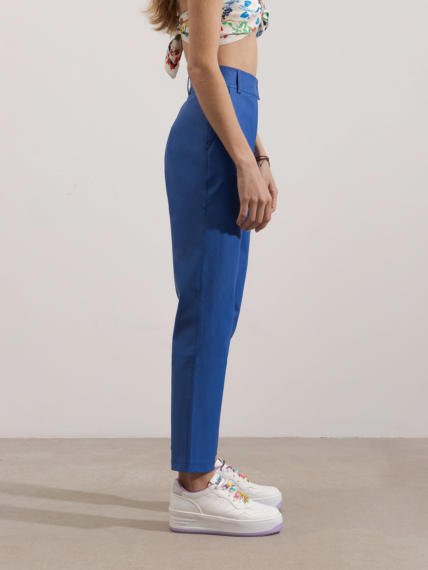 Жилет двубортный объёмный и брюки узкие с широким поясом