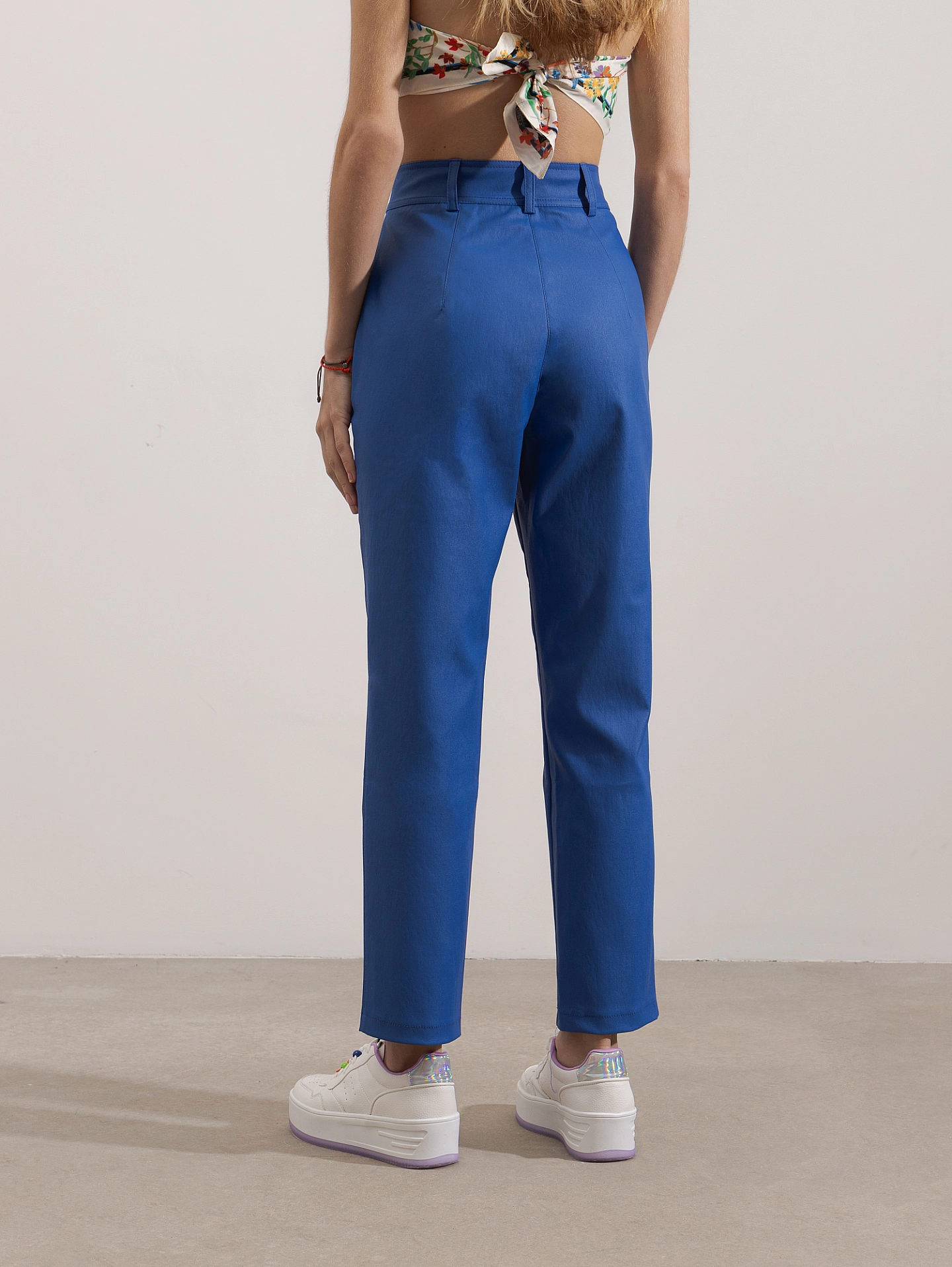 Жилет двубортный объёмный и брюки узкие с широким поясом