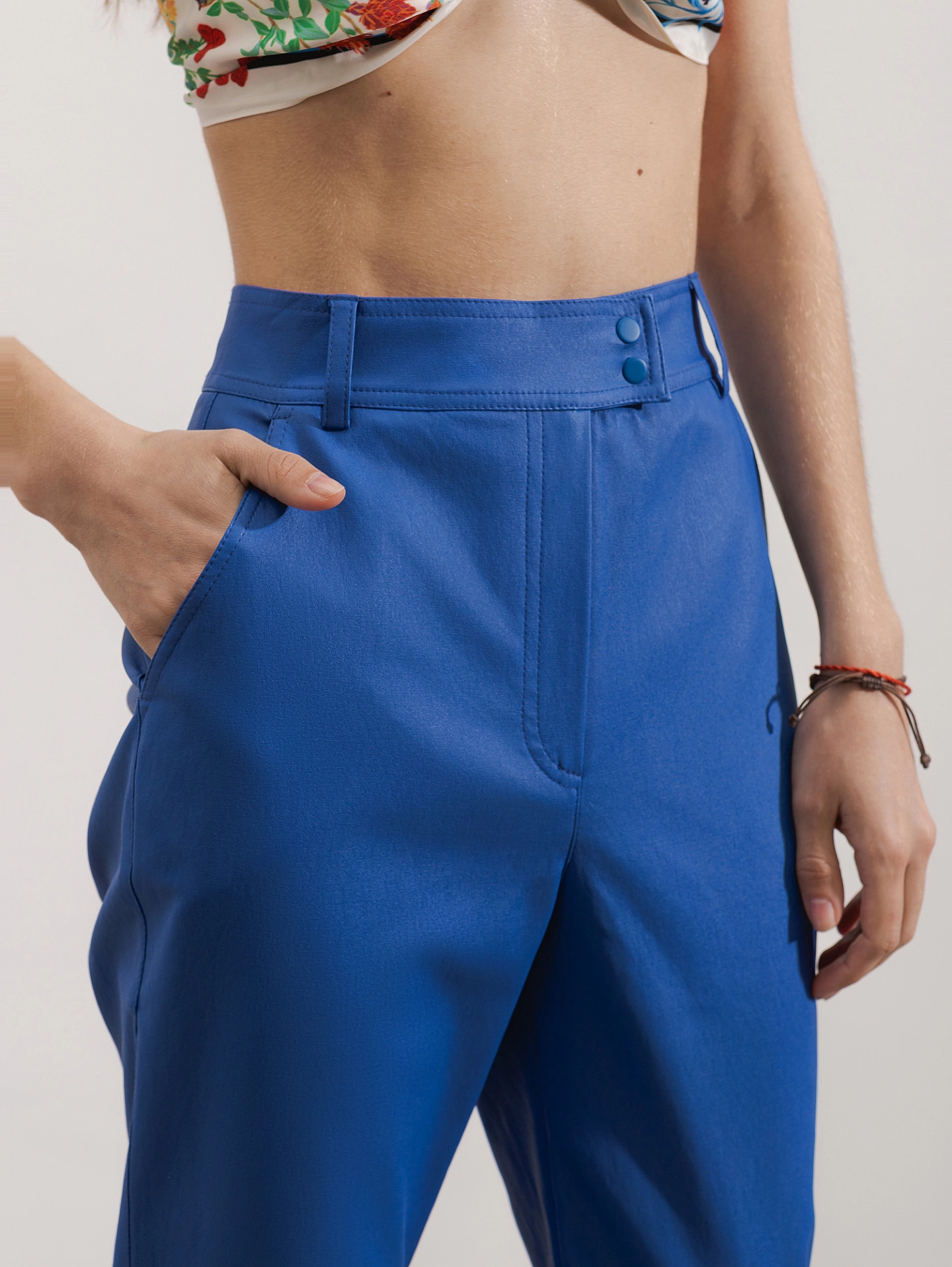 Жилет двубортный объёмный и брюки узкие с широким поясом