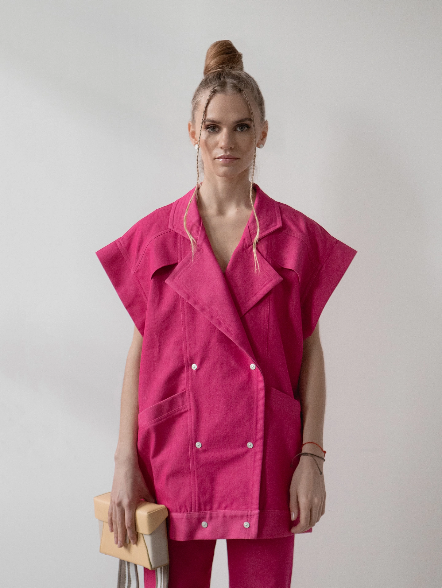 Жилет двубортный объёмный и брюки узкие с широким поясом