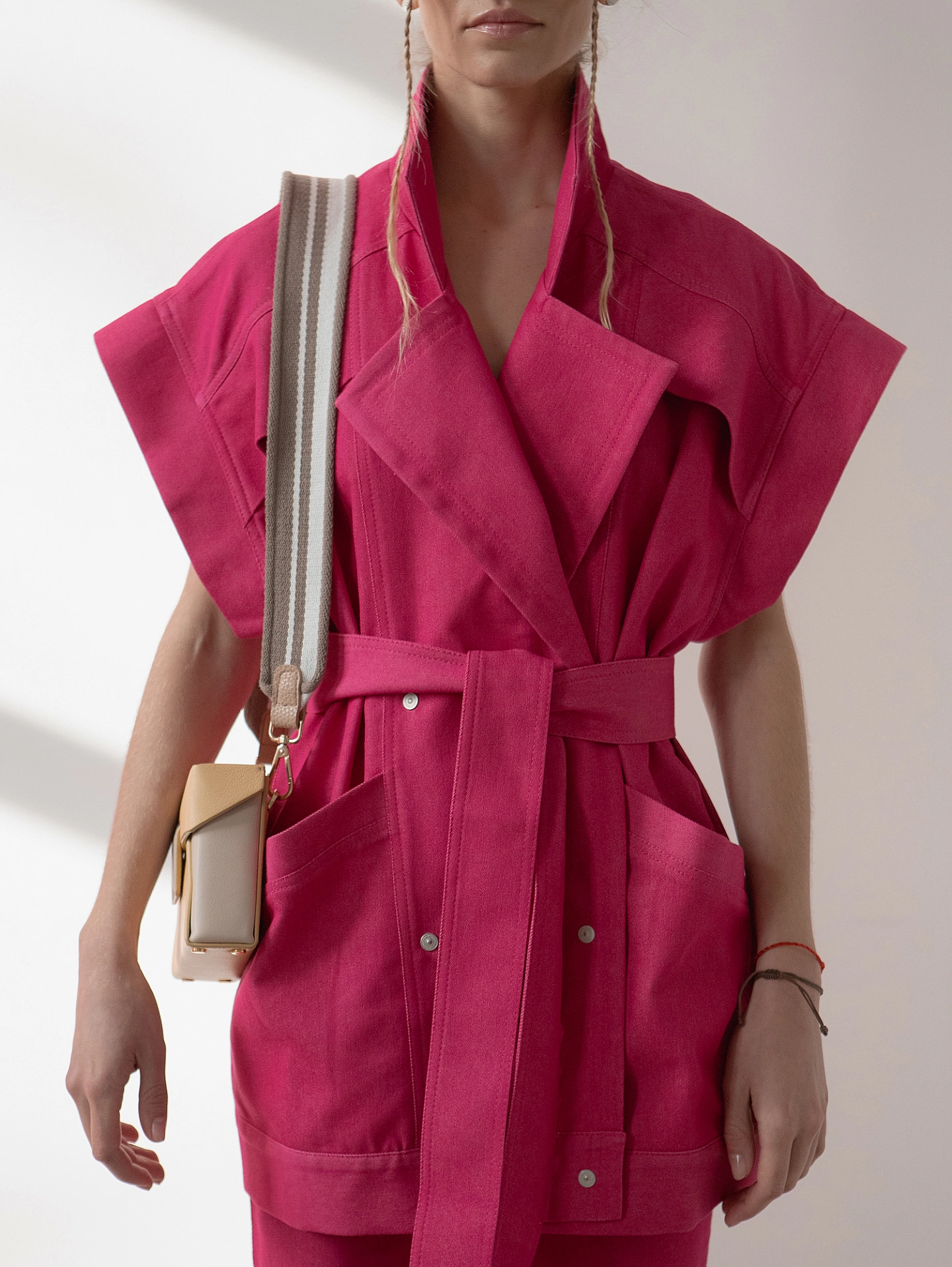 Жилет двубортный объёмный и брюки узкие с широким поясом