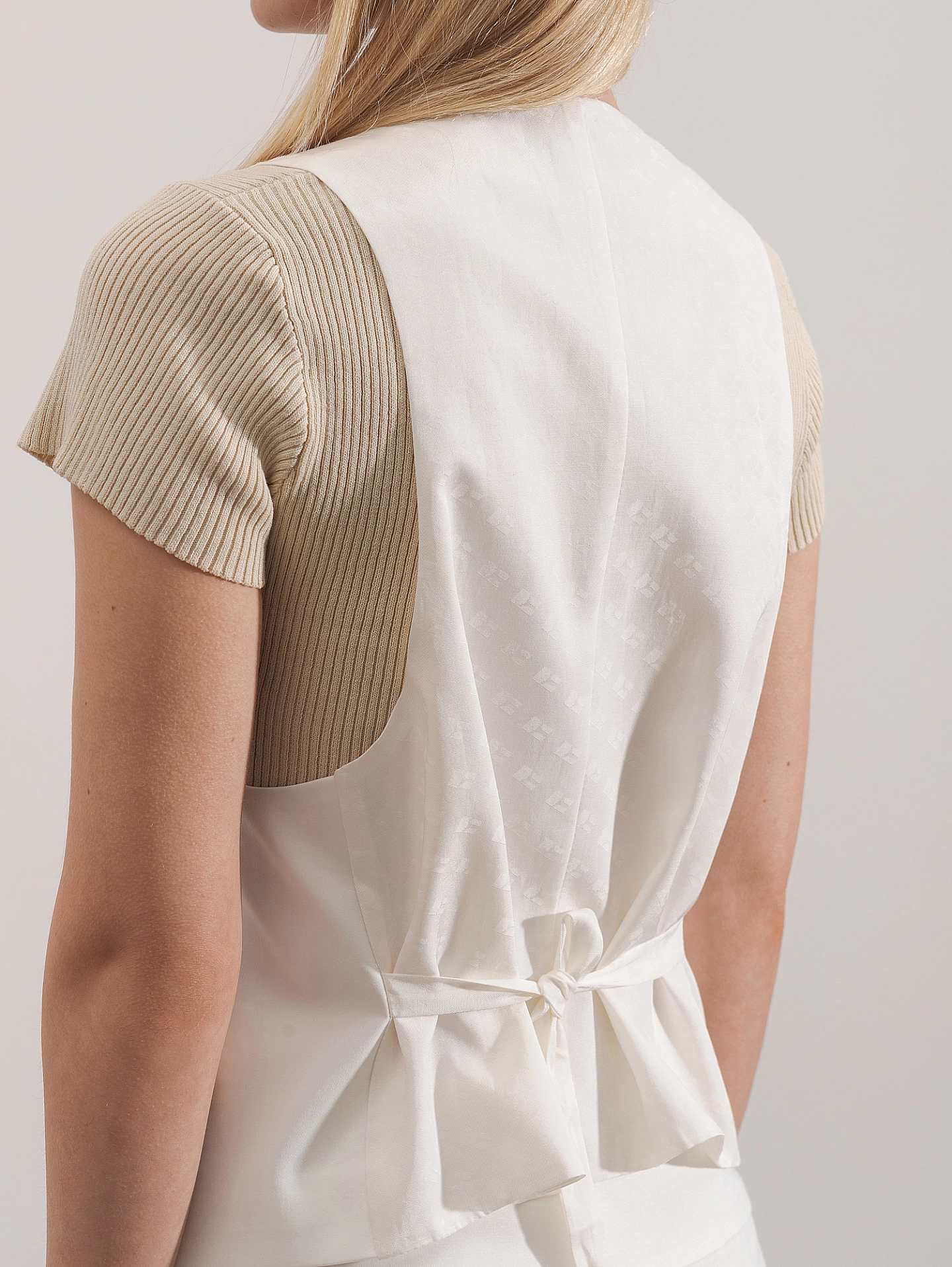 Жилет с фигурным бортом