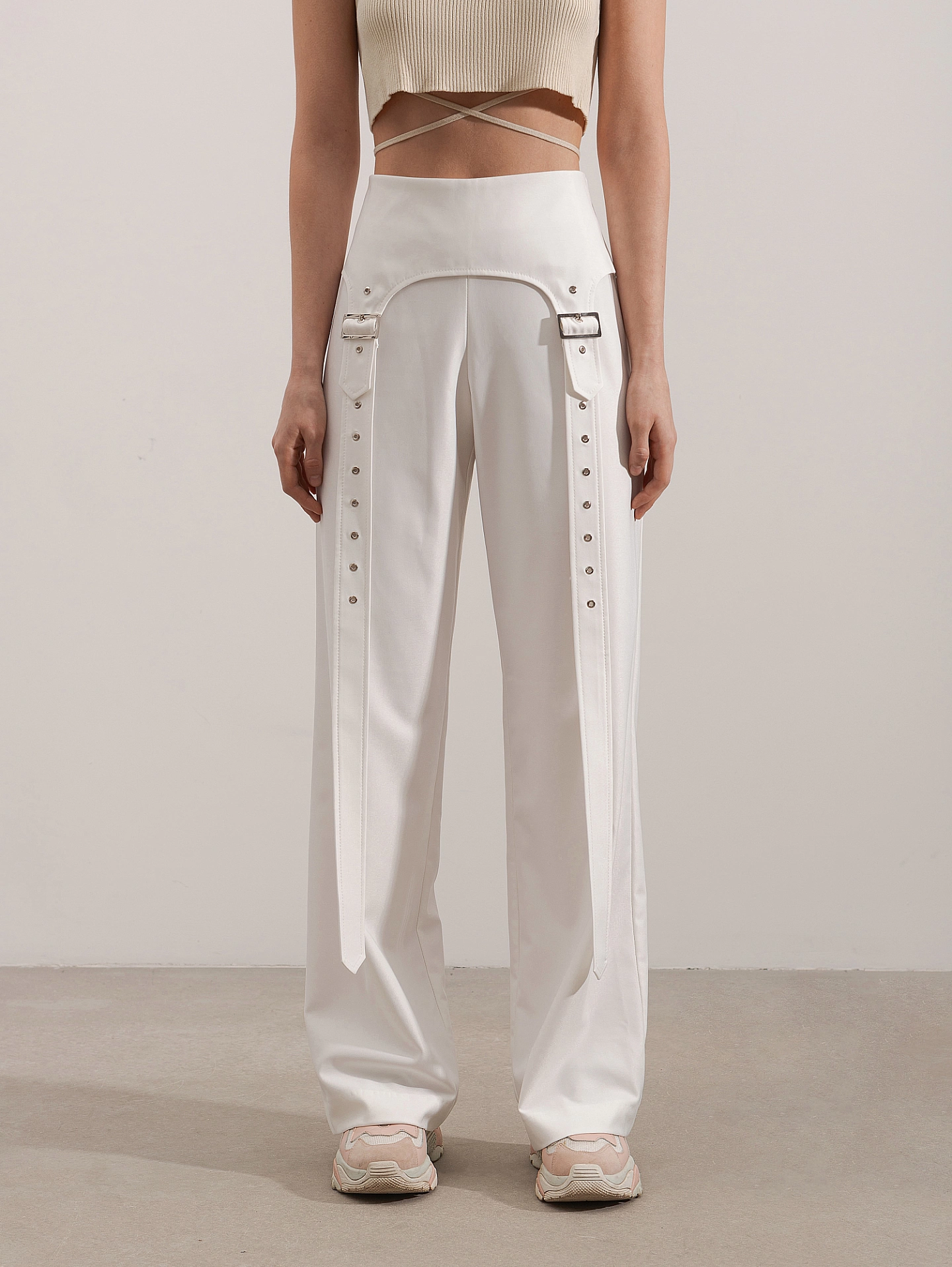 Брюки с хлястами