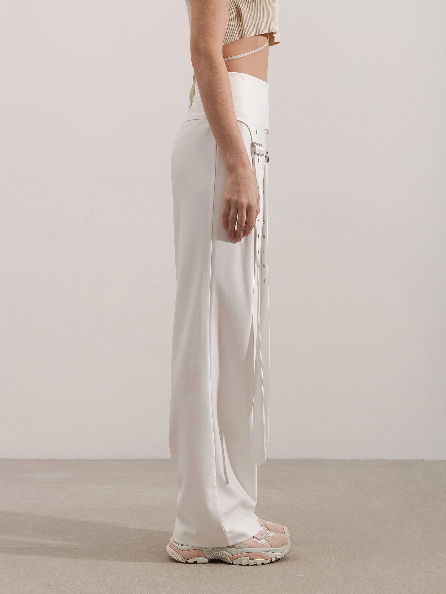 Брюки с хлястами