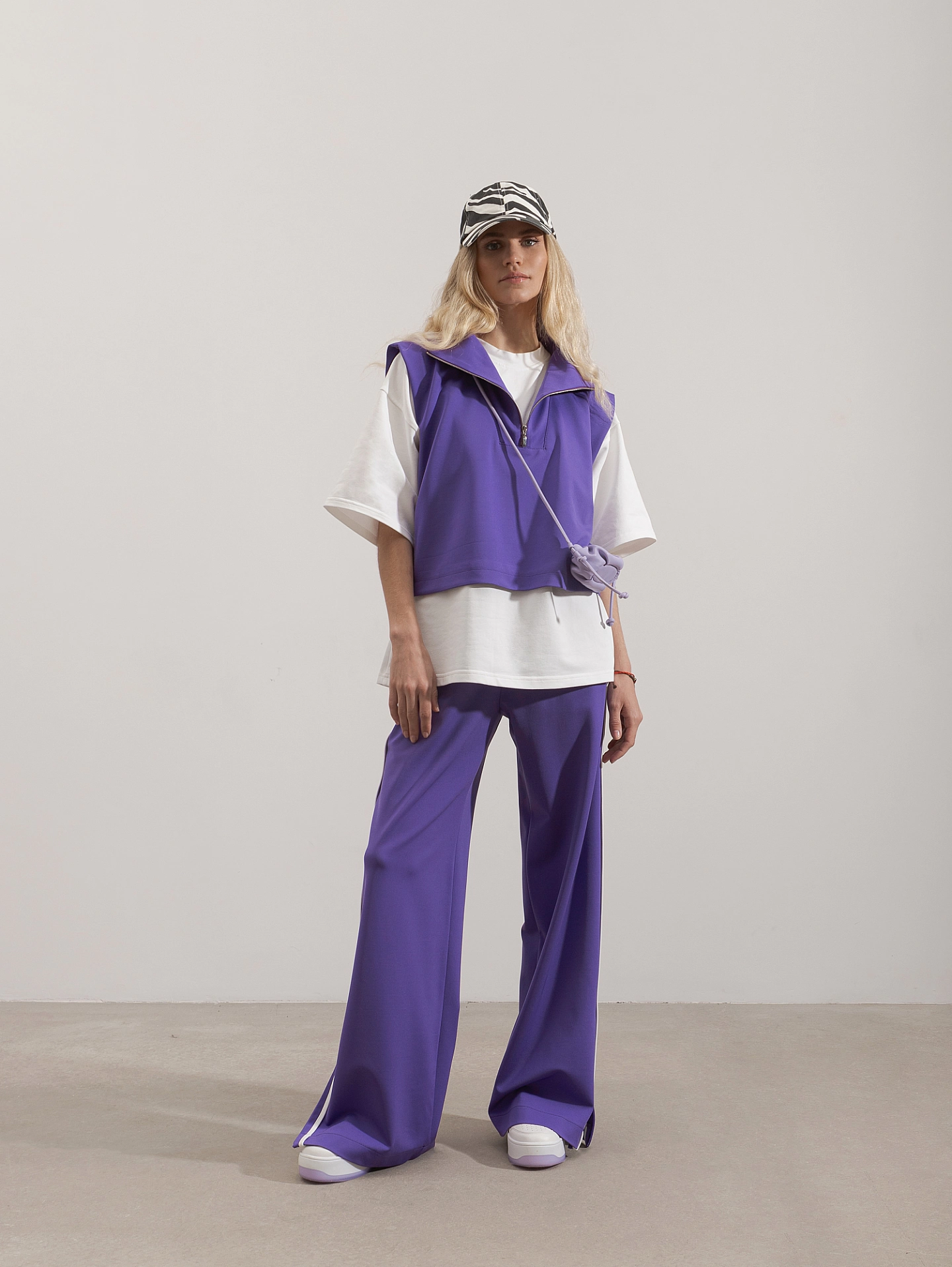 Жилет спортивный с молнией и брюки спортивные с лампасами