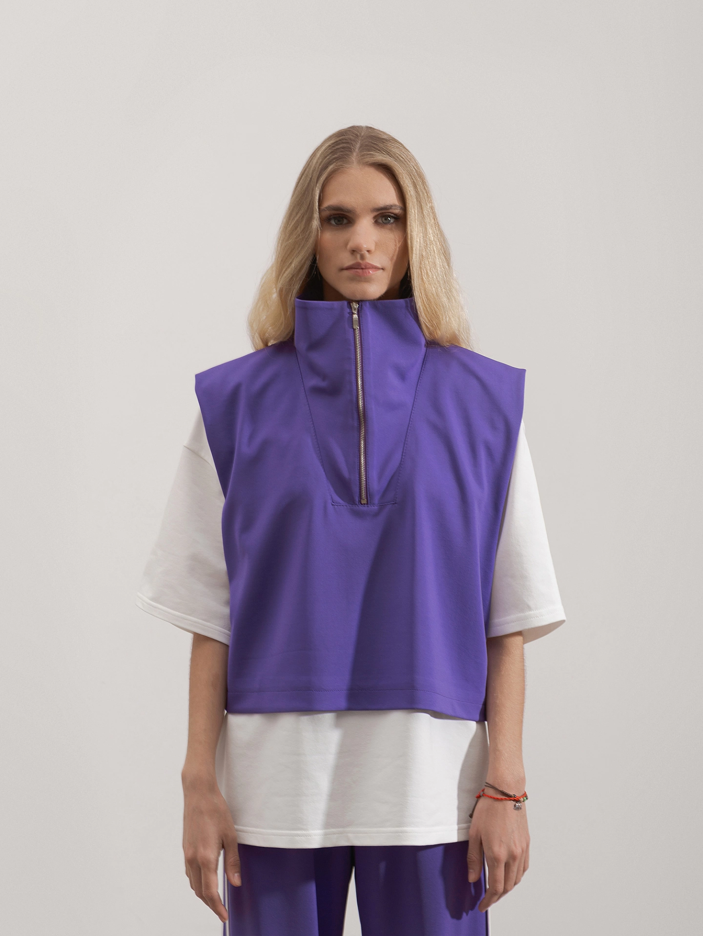 Жилет спортивный с молнией и брюки спортивные с лампасами