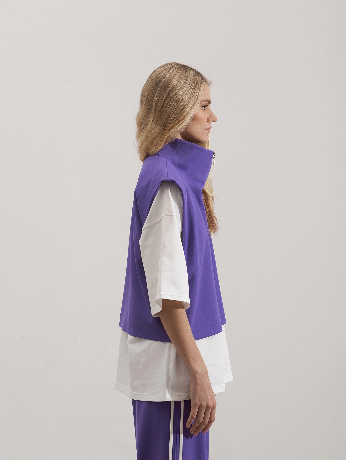 Жилет спортивный с молнией и брюки спортивные с лампасами