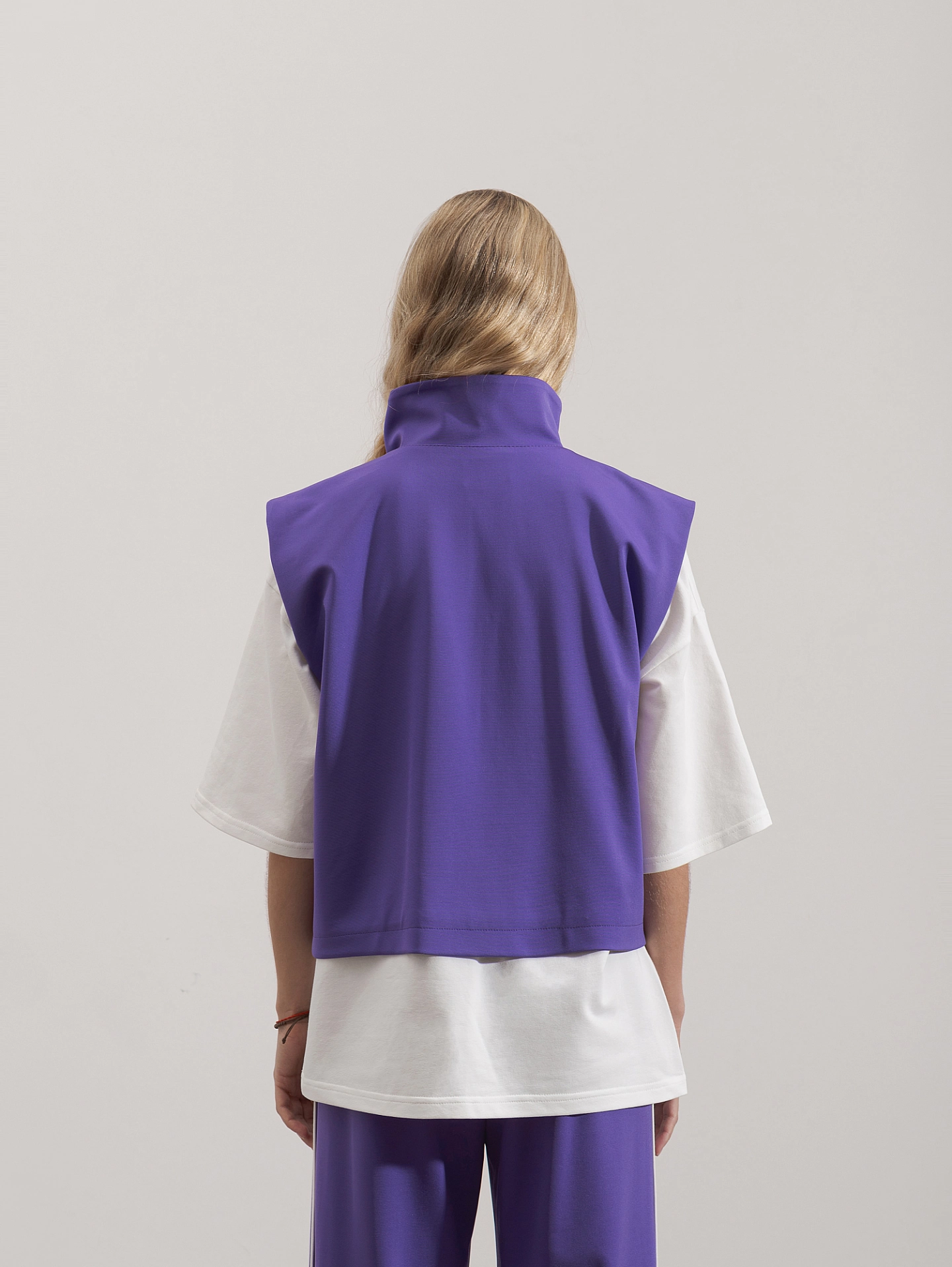 Жилет спортивный с молнией и брюки спортивные с лампасами