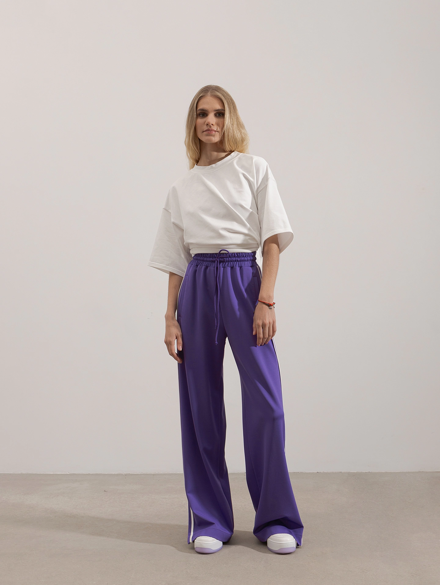 Жилет спортивный с молнией и брюки спортивные с лампасами