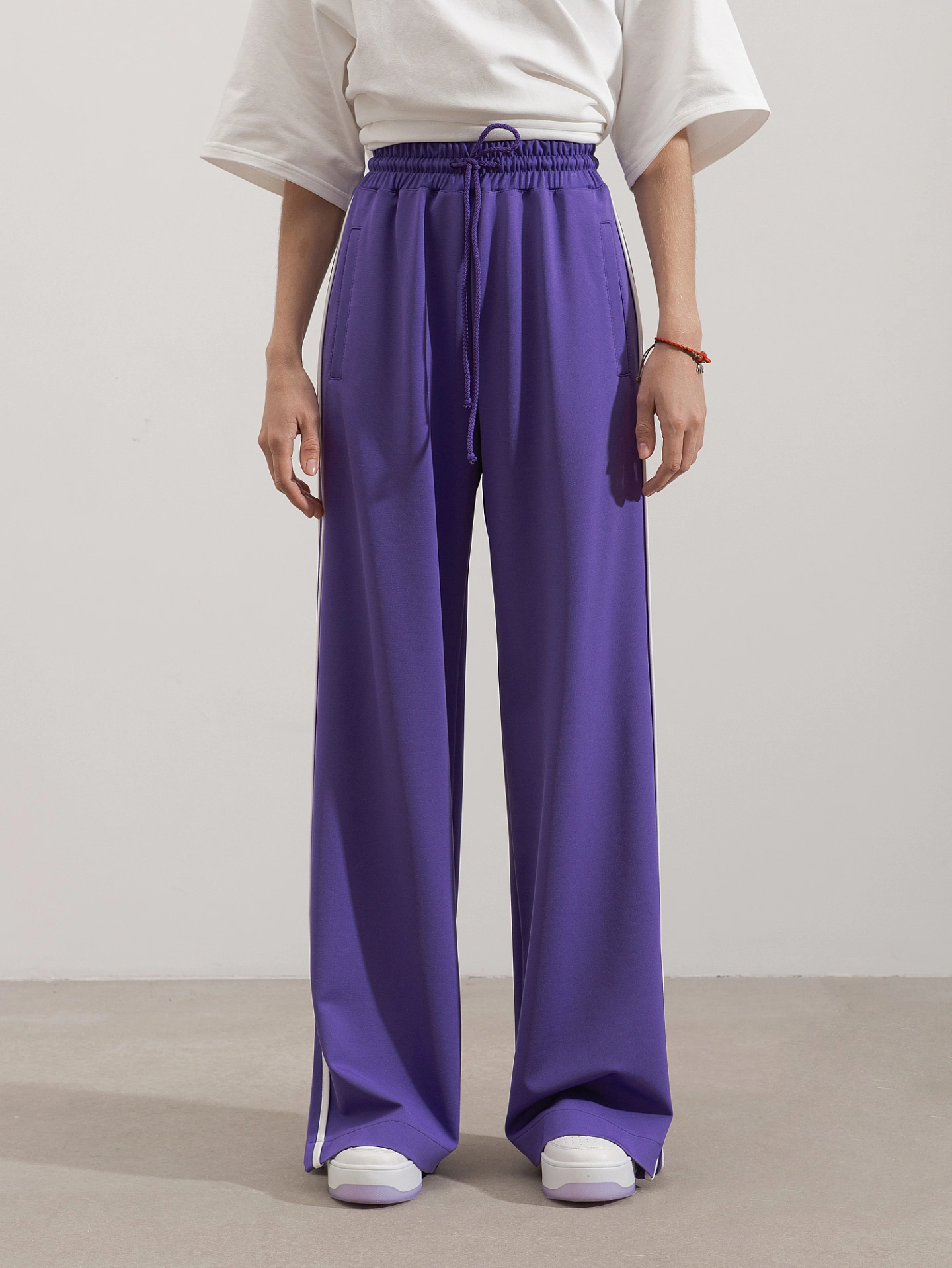 Жилет спортивный с молнией и брюки спортивные с лампасами