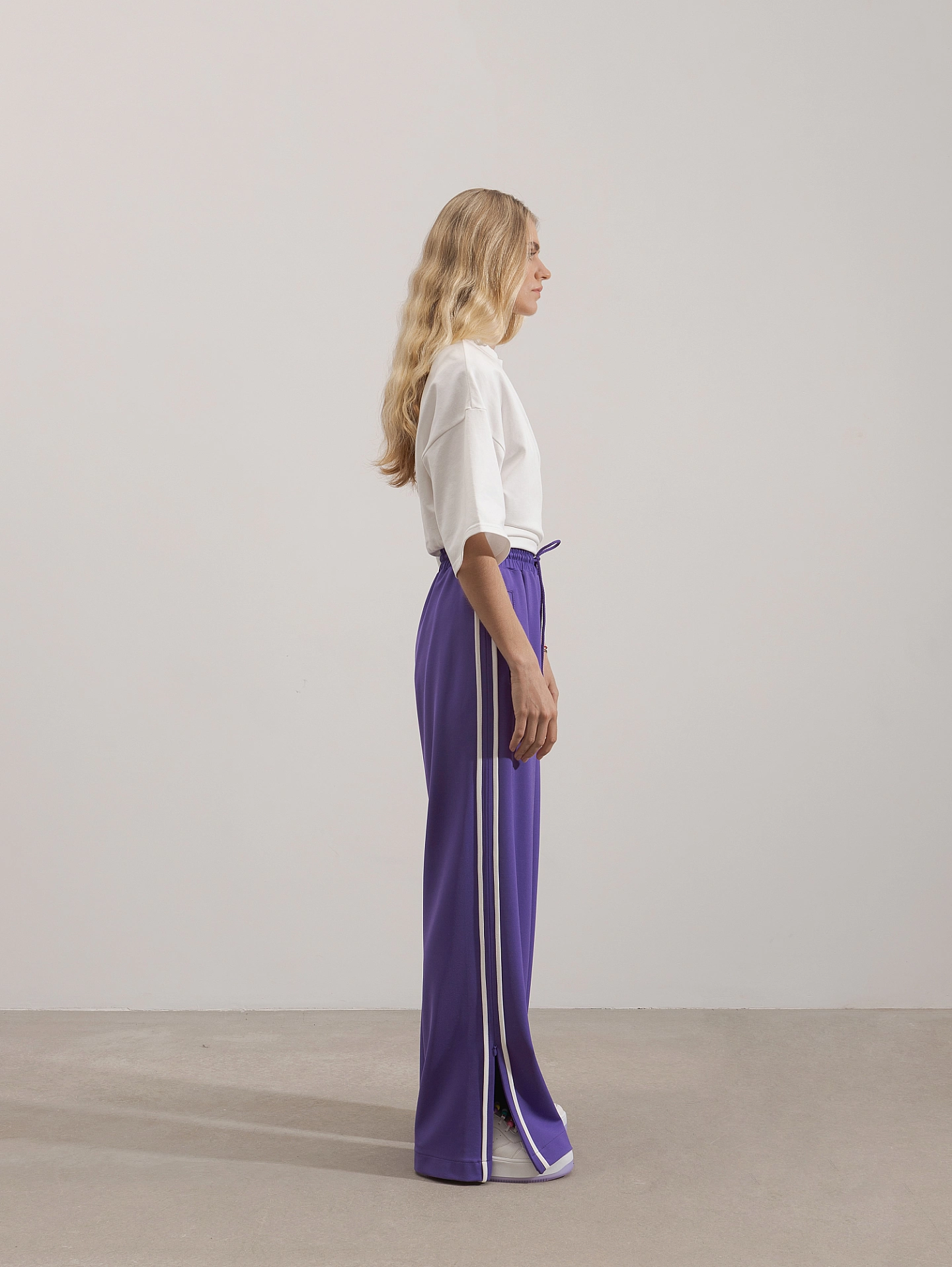 Жилет спортивный с молнией и брюки спортивные с лампасами