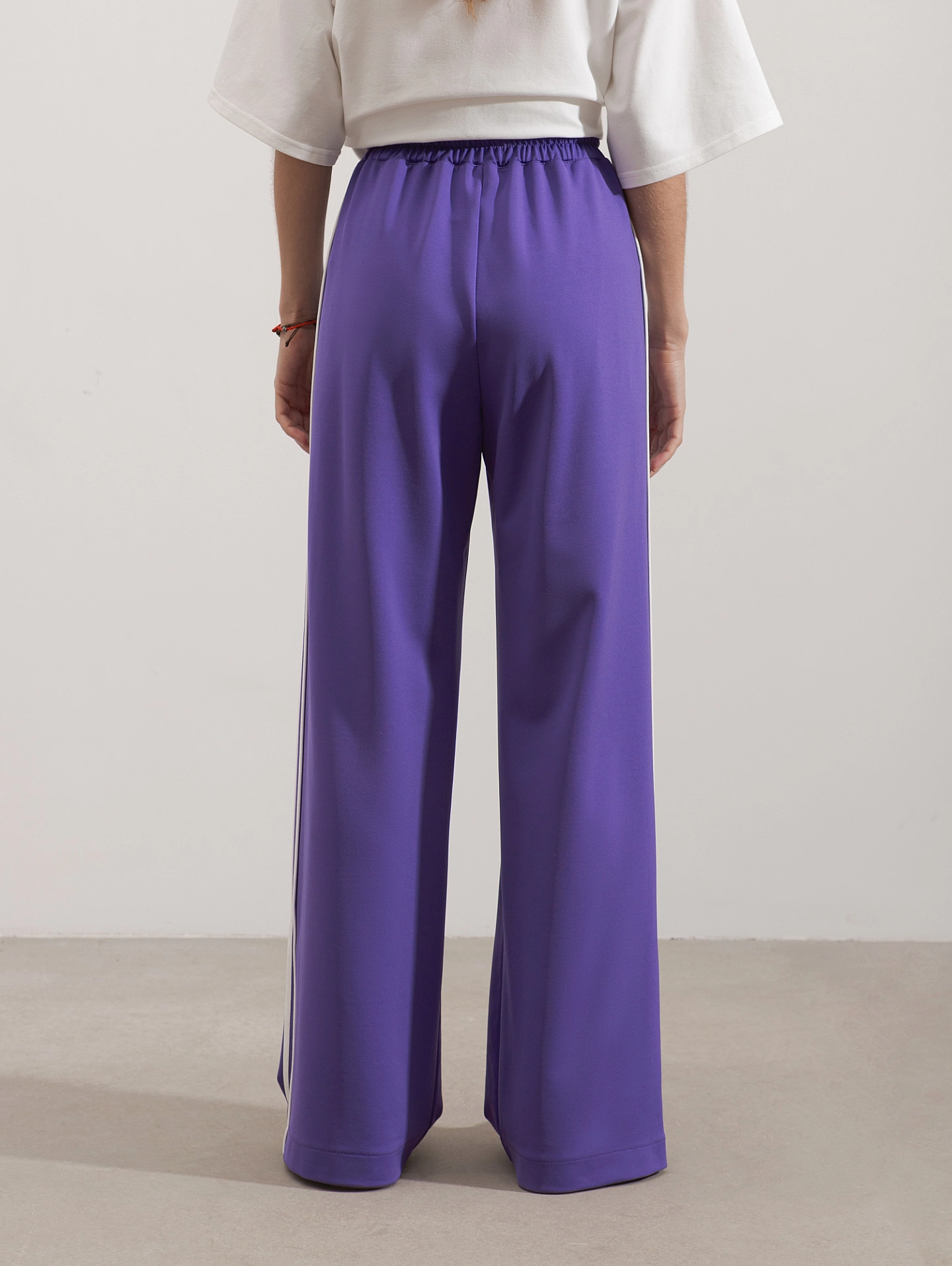 Жилет спортивный с молнией и брюки спортивные с лампасами