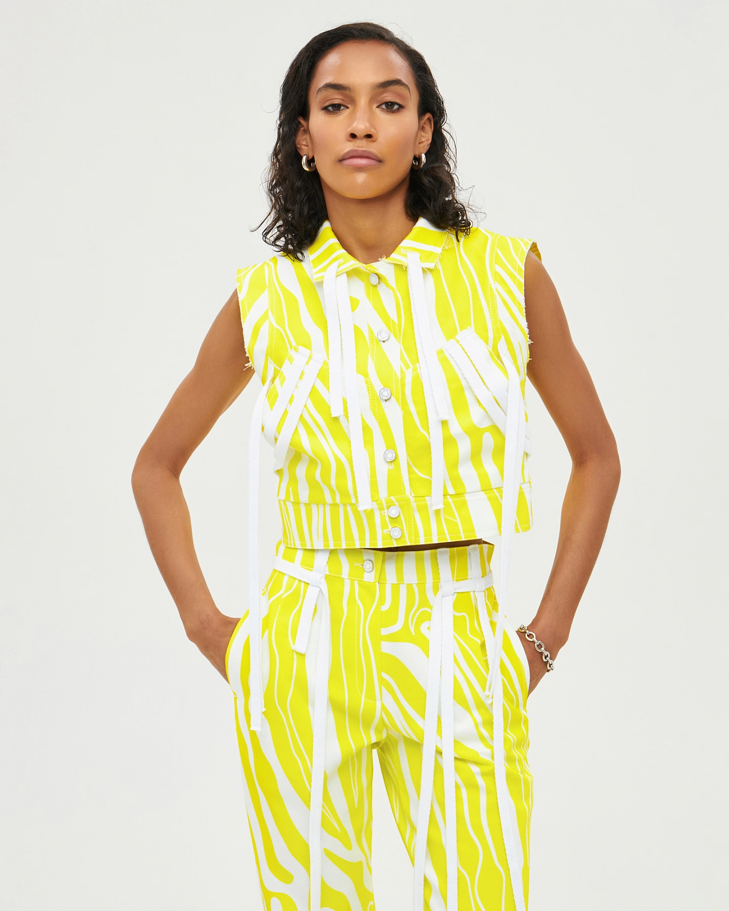 Жилет короткий с лентами