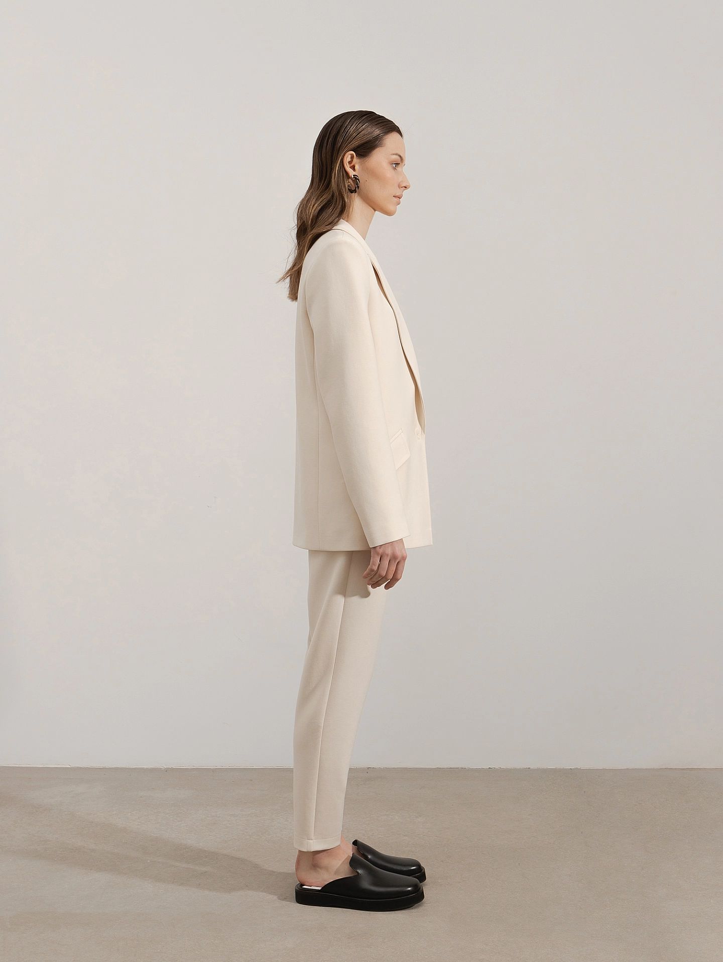 Блейзер прямого силуэта и брюки бананы без пояса