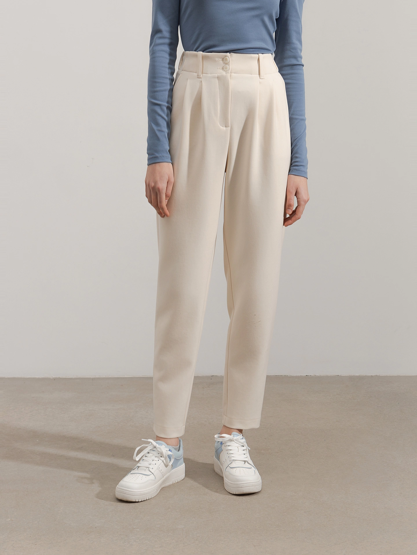 Блейзер прямого силуэта и брюки бананы без пояса