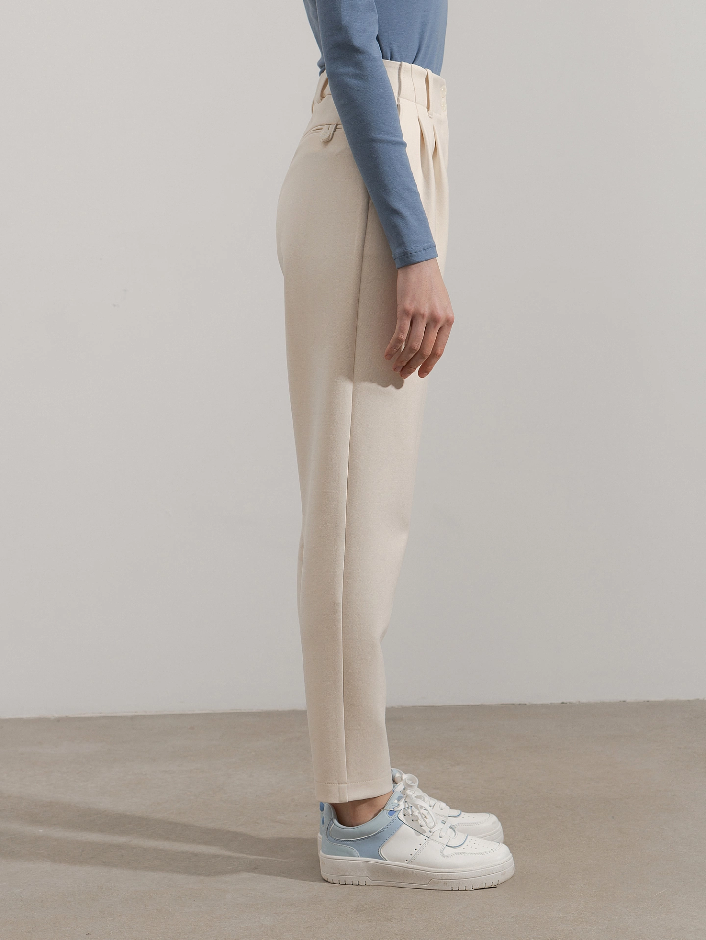 Блейзер прямого силуэта и брюки бананы без пояса