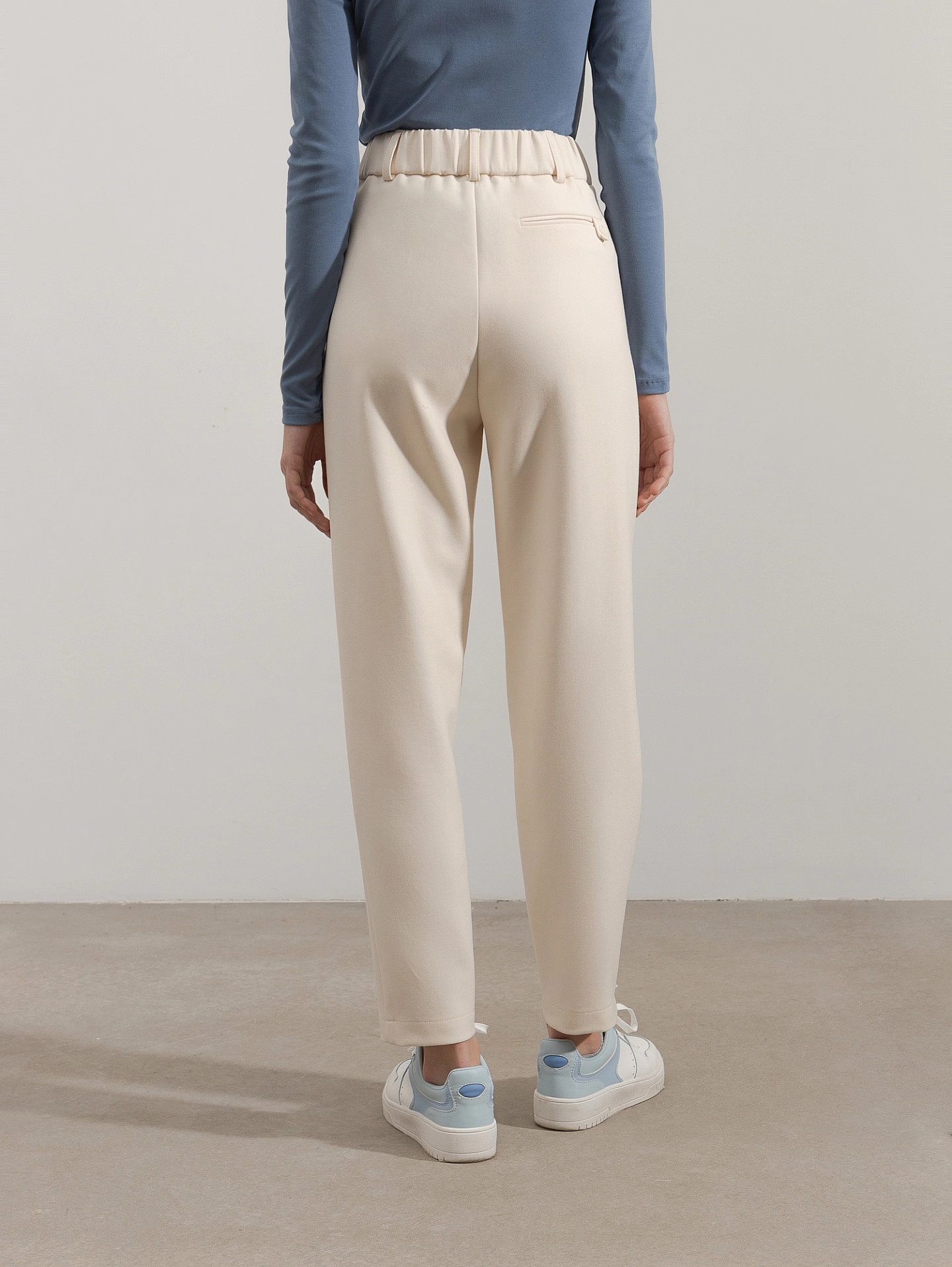 Блейзер прямого силуэта и брюки бананы без пояса