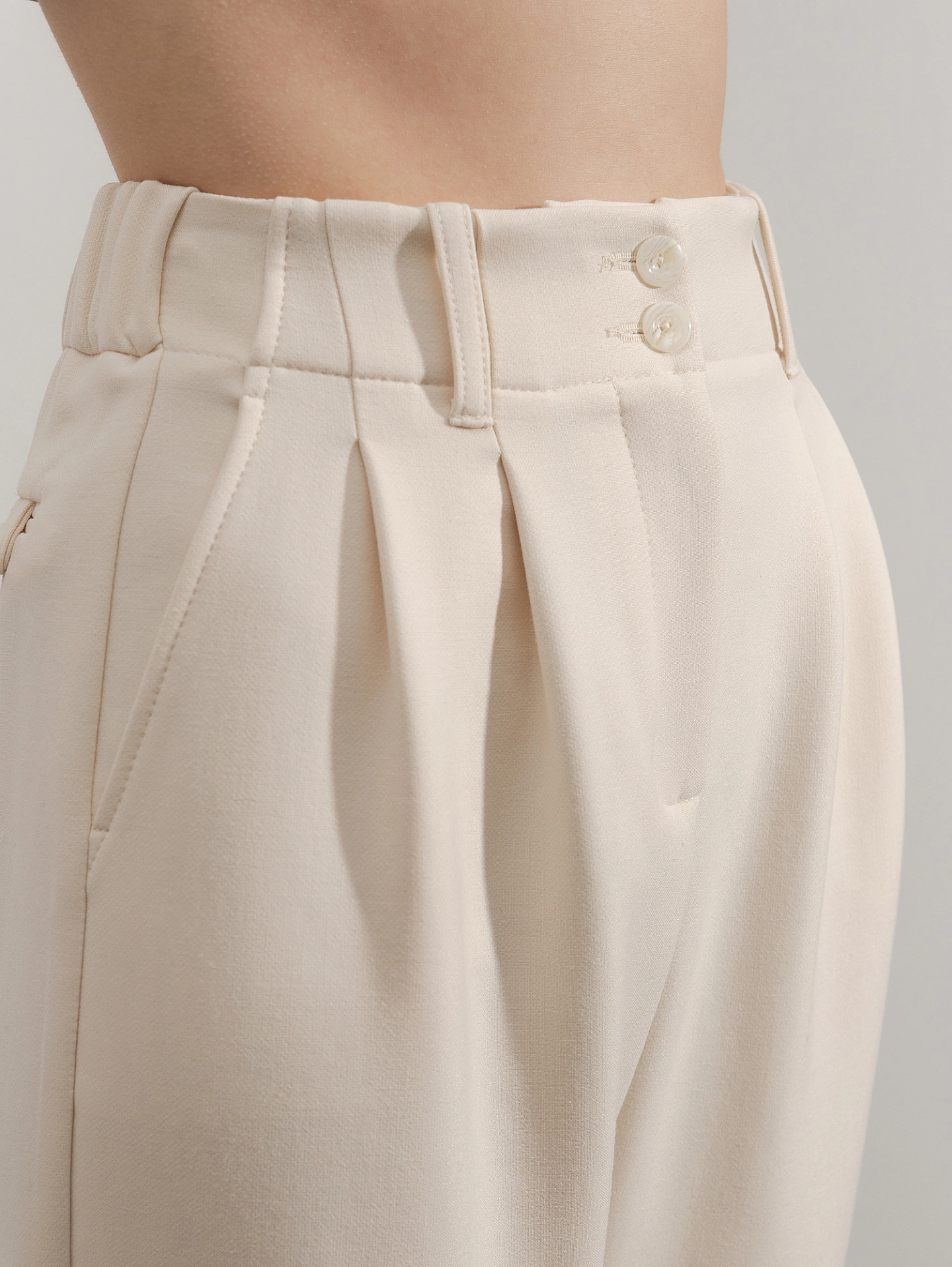 Блейзер прямого силуэта и брюки бананы без пояса