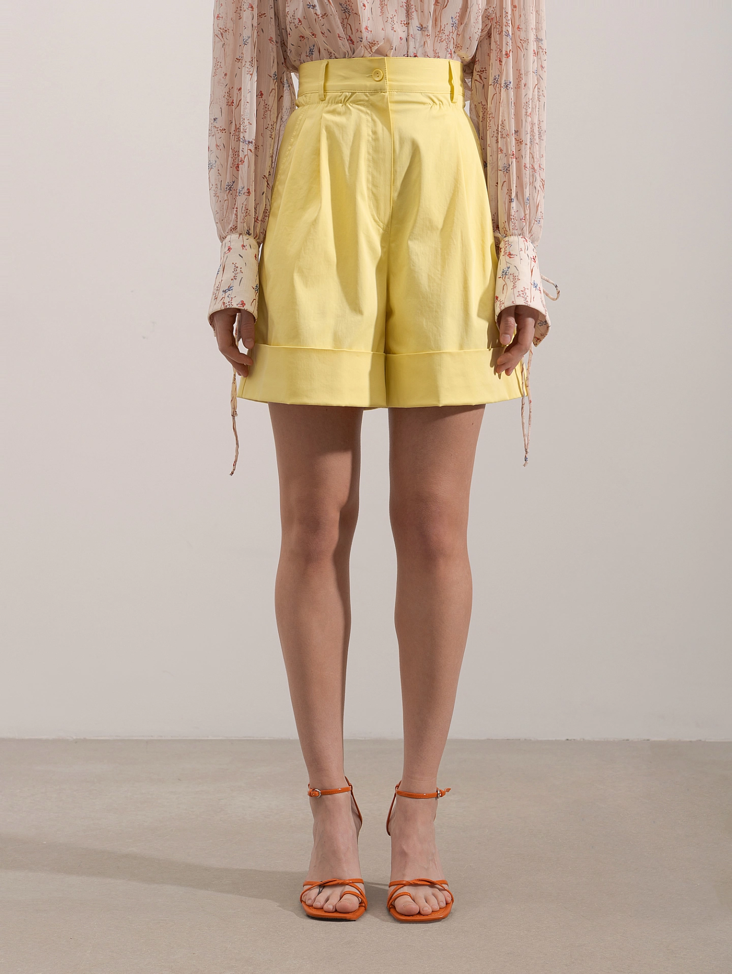 Блейзер прямого силуэта и шорты - сафари с высокой посадкой