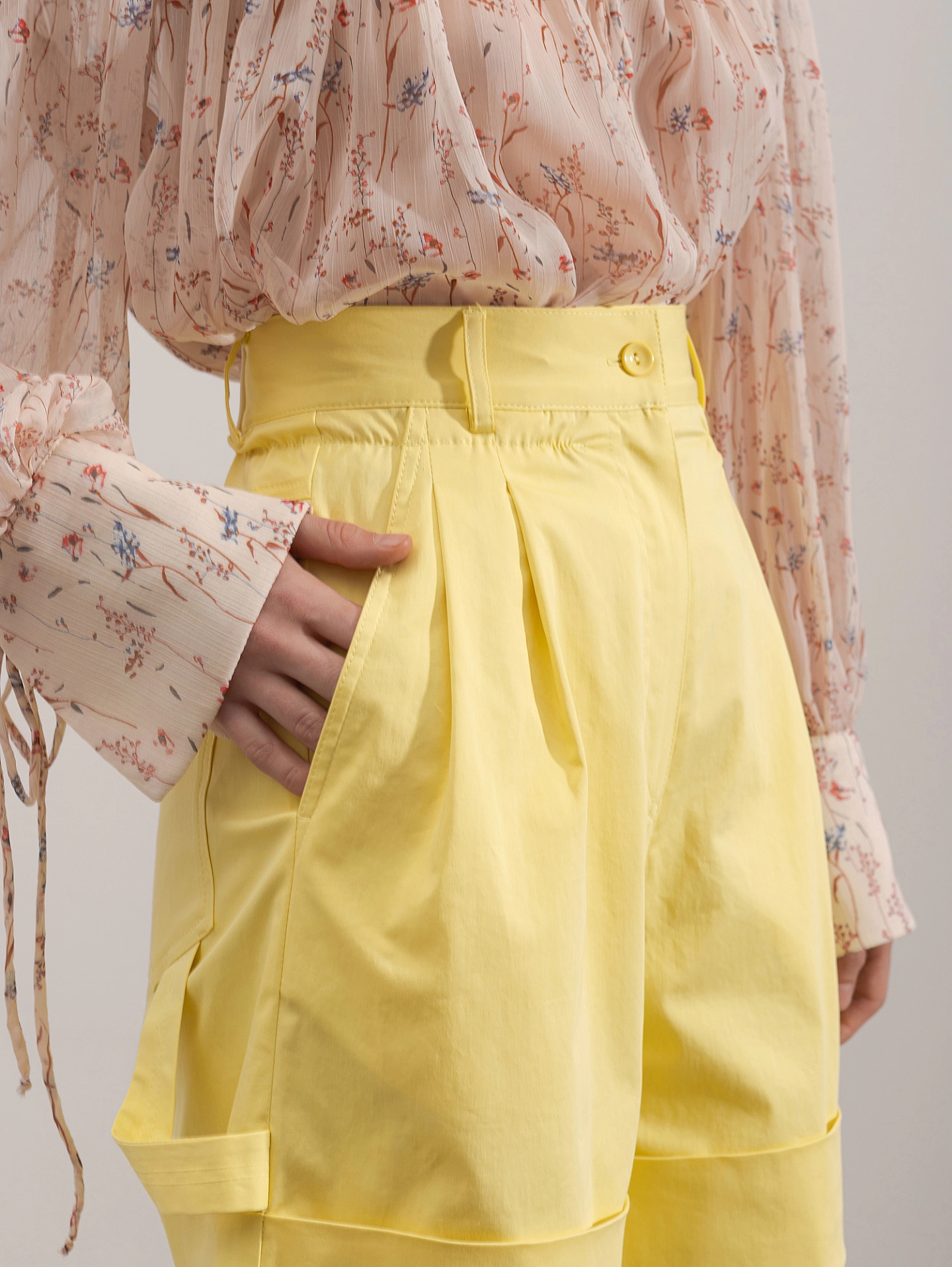 Блейзер прямого силуэта и шорты - сафари с высокой посадкой