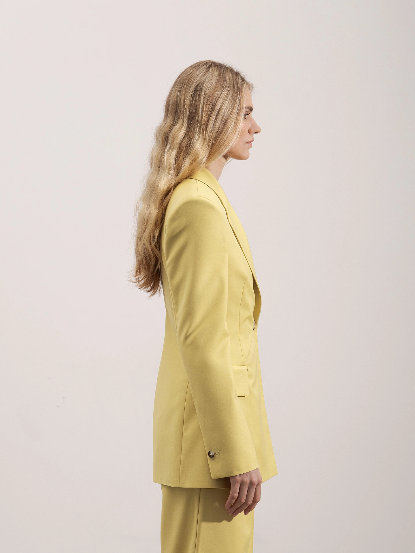 Жакет приталенный с увеличенным плечом