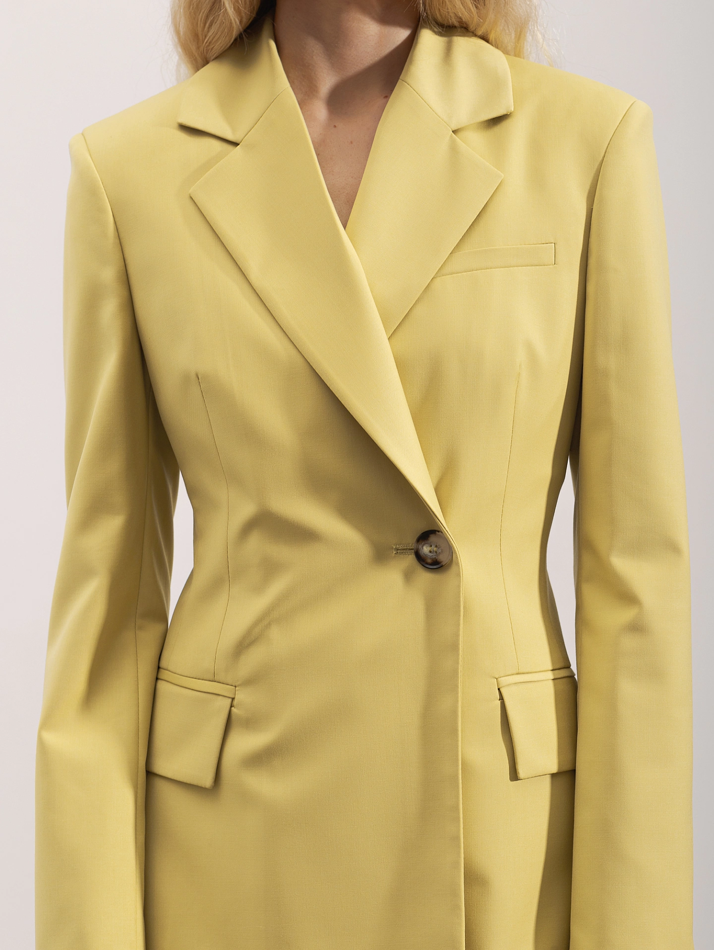 Жакет приталенный с увеличенным плечом