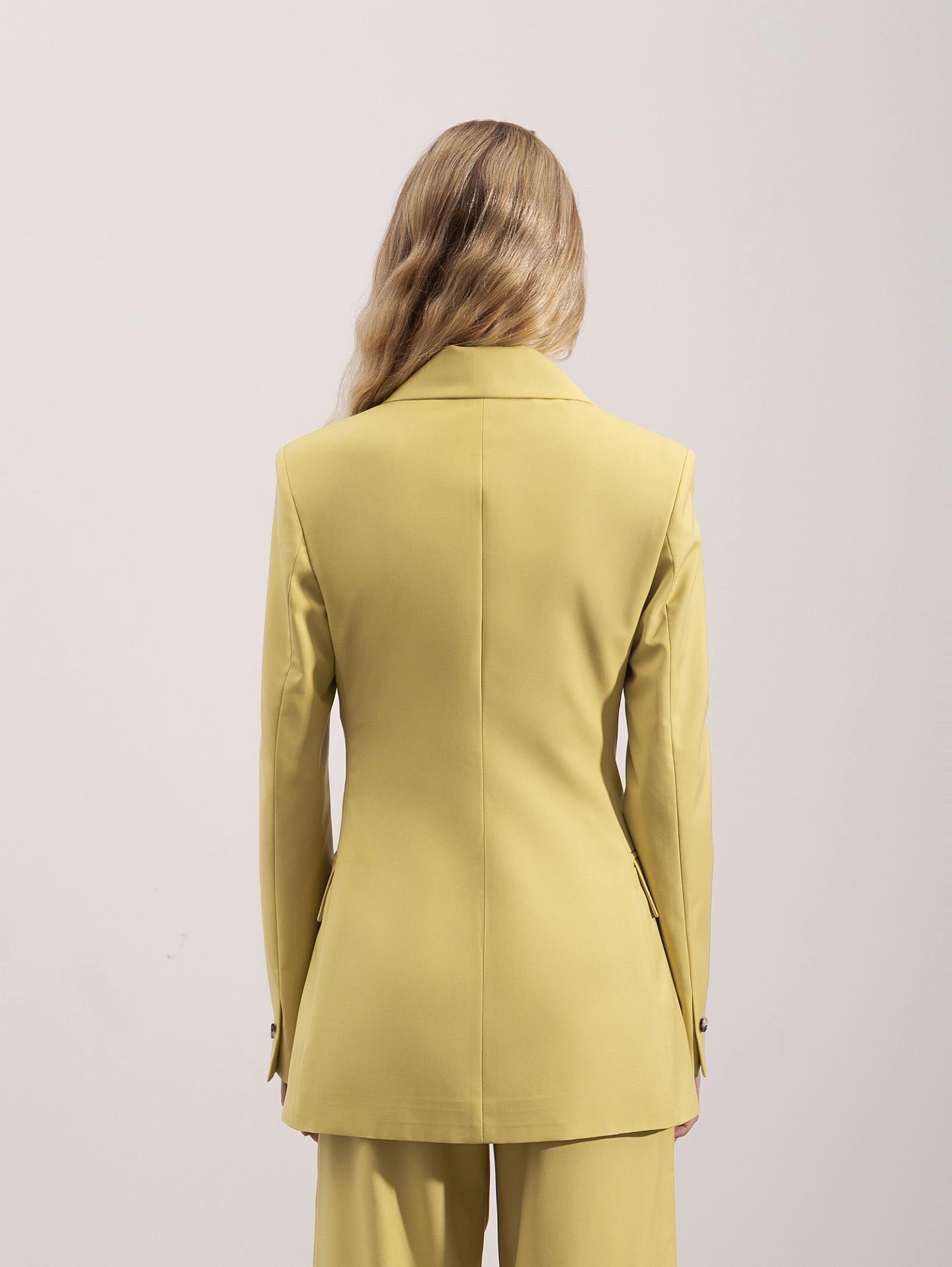 Жакет приталенный с увеличенным плечом