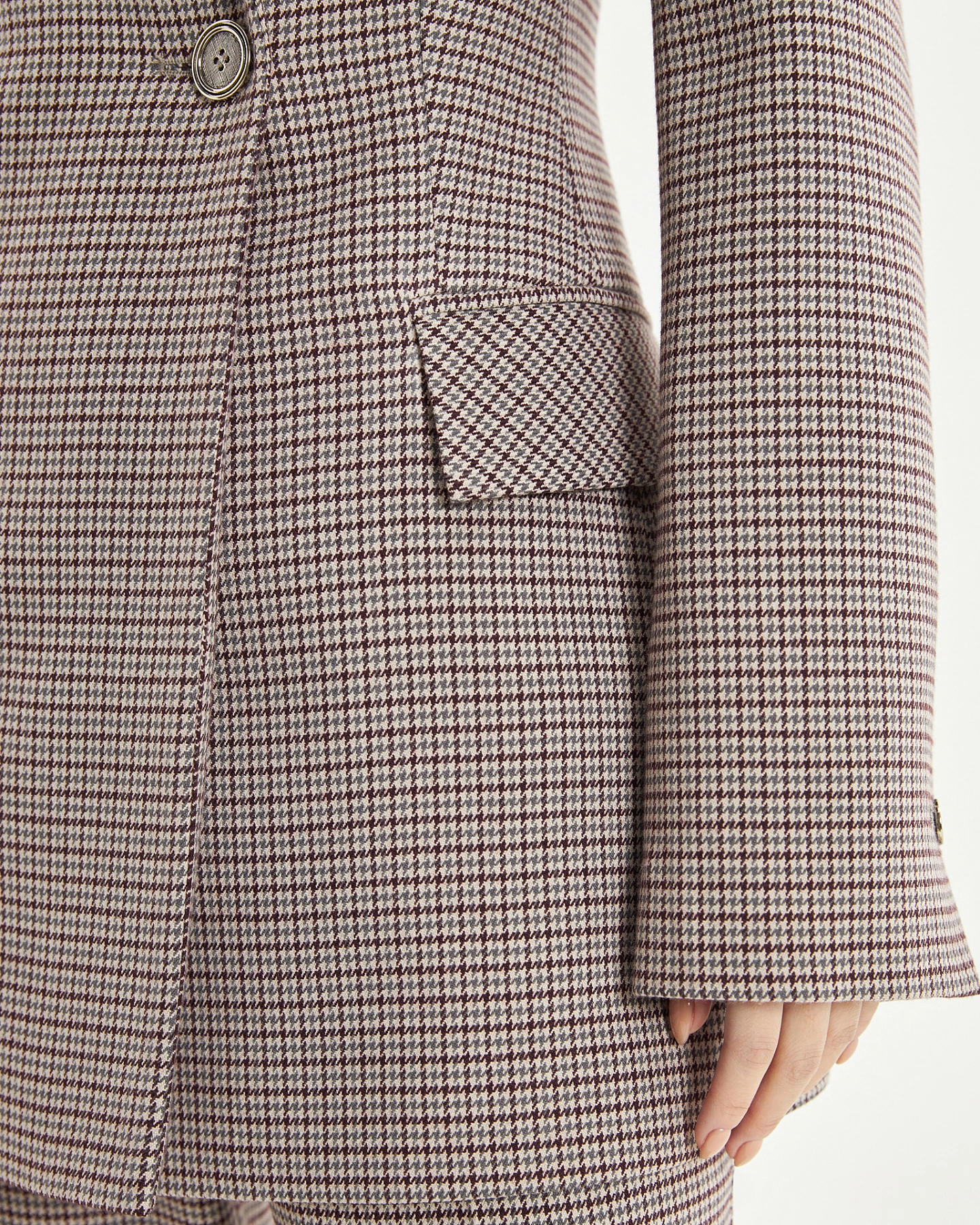 Жакет приталенный с увеличенным плечом