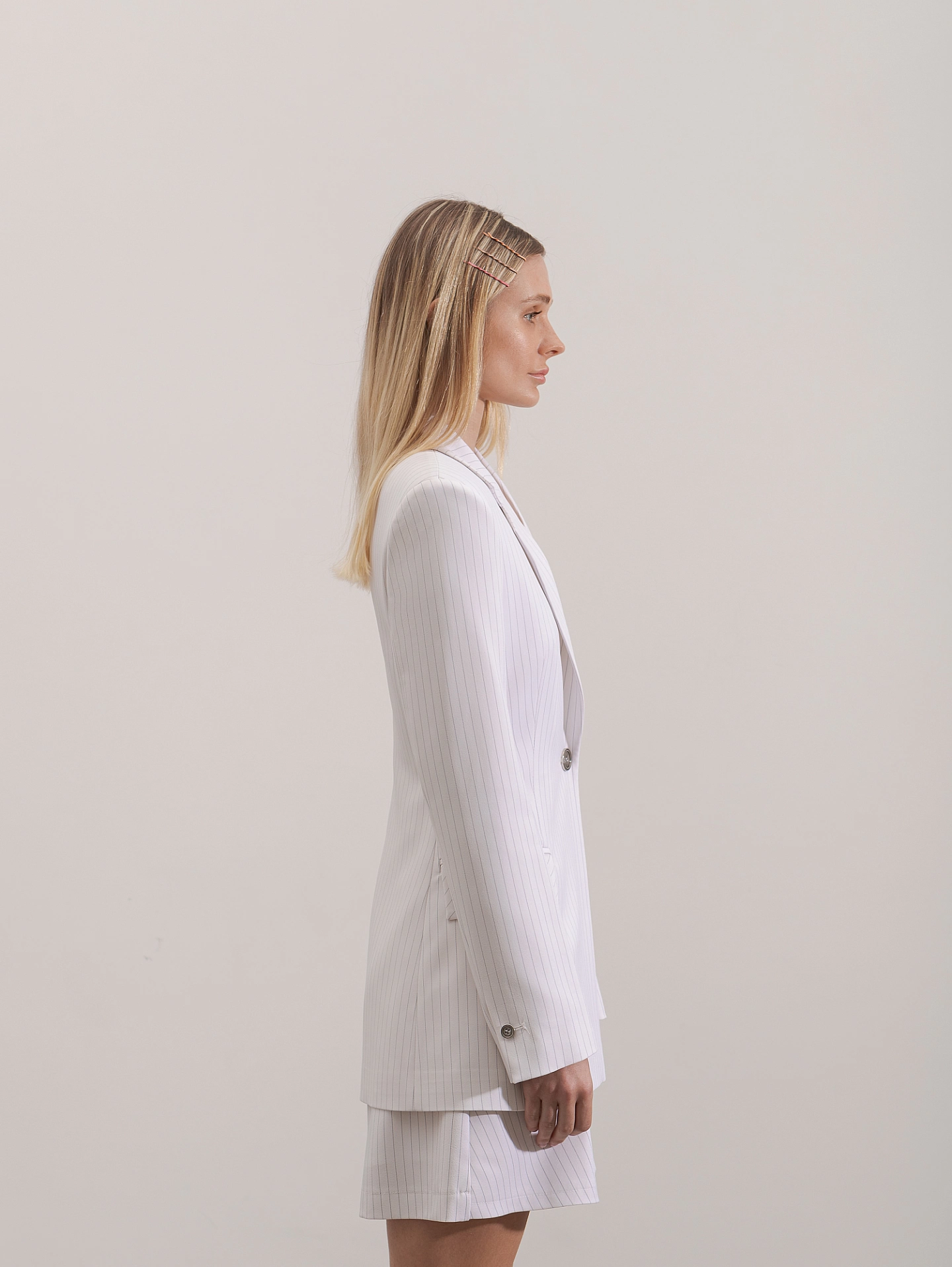 Жакет приталенный с увеличенным плечом и шорты - юбка