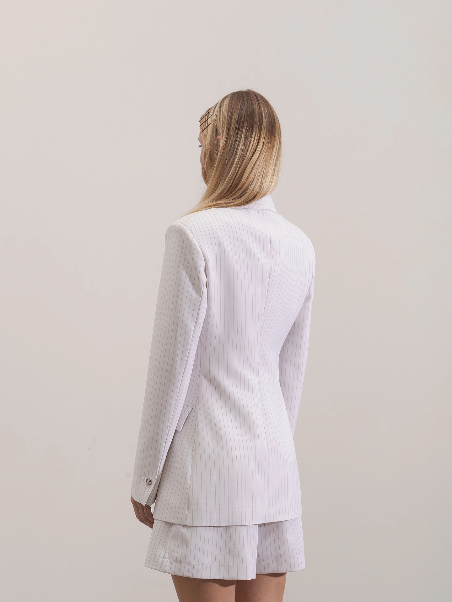 Жакет приталенный с увеличенным плечом и шорты - юбка